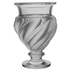 Vase aus satiniertem Kristall „Ermenonville“ von Lalique aus Frankreich