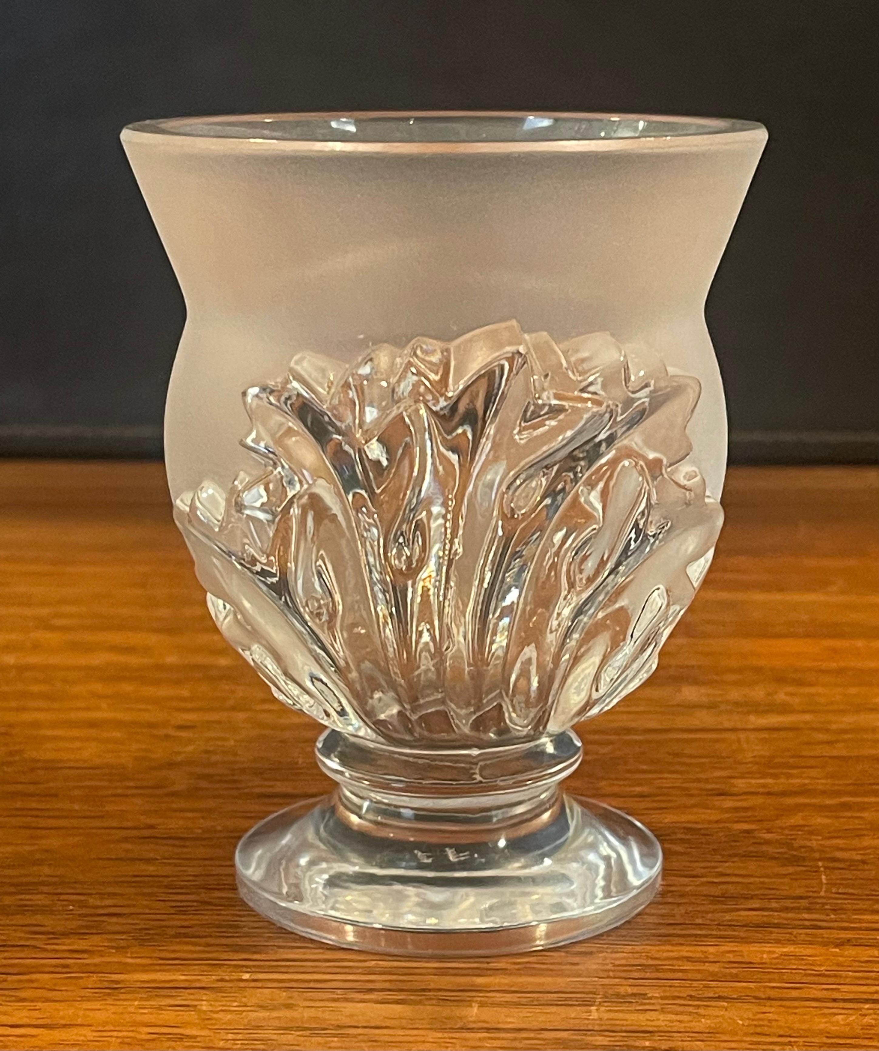 Art déco Vase St. Cloud en cristal satiné avec feuilles d'acanthe par Lalique of France en vente