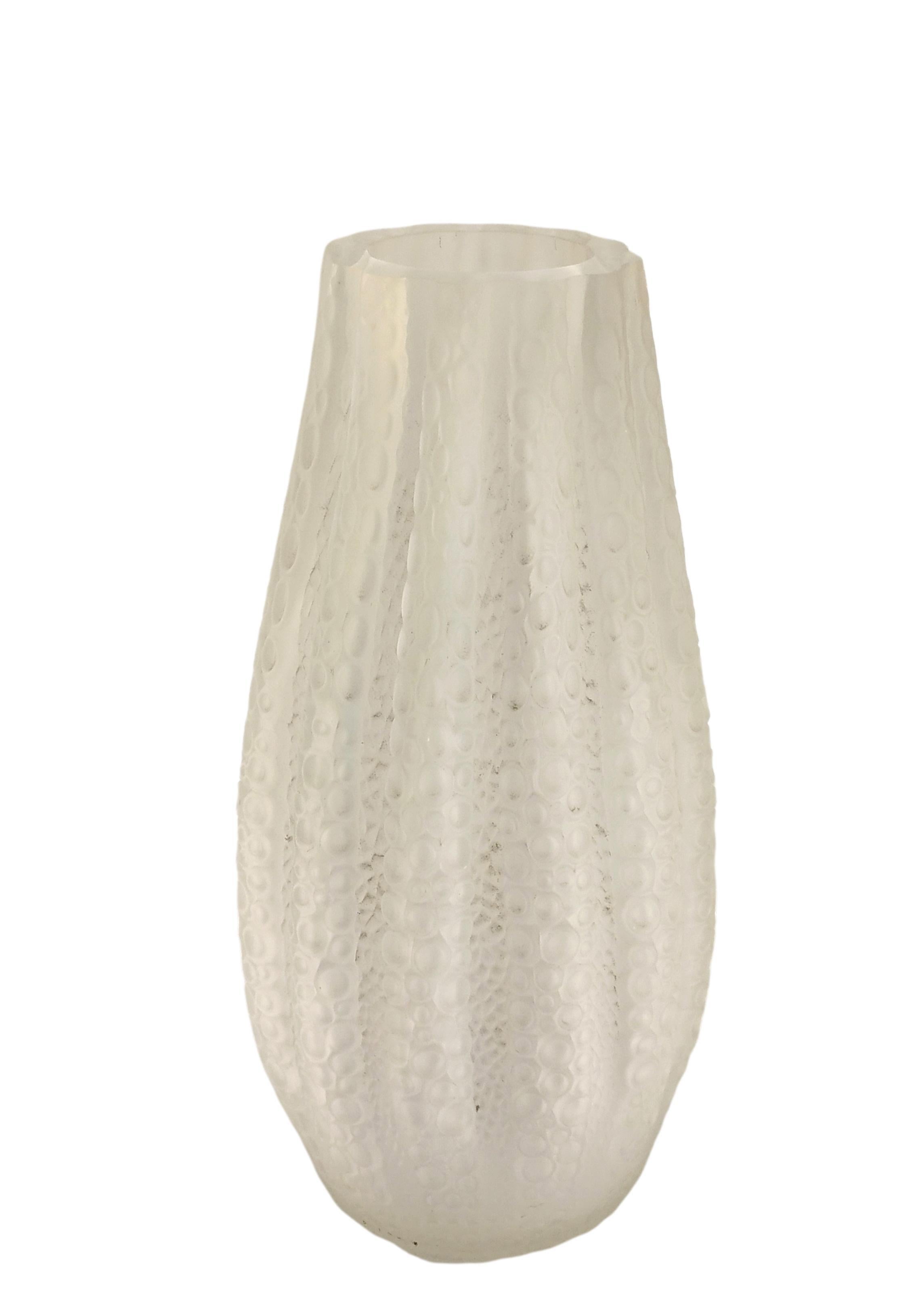 Raffinato vaso in cristallo satinato trasparente con effetto seta, ideale da esporre in ambienti classici e moderni. Il vaso ricorda i bellissimi vasi creati dal francese Rene' Lalique.