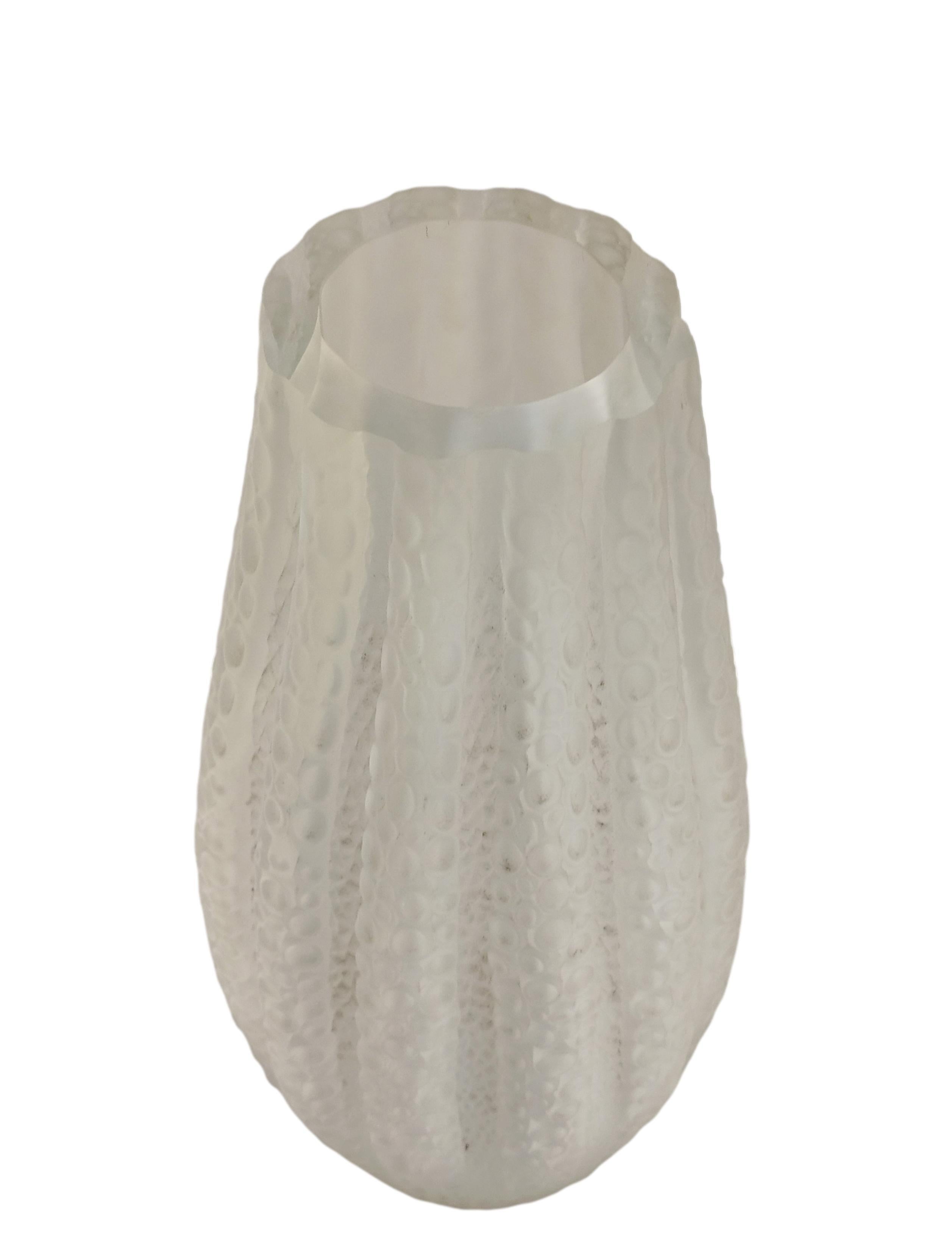 Metà XX secolo Vaso in cristallo satinato alla maniera di Rene Lalique, Italia anni '60 in vendita