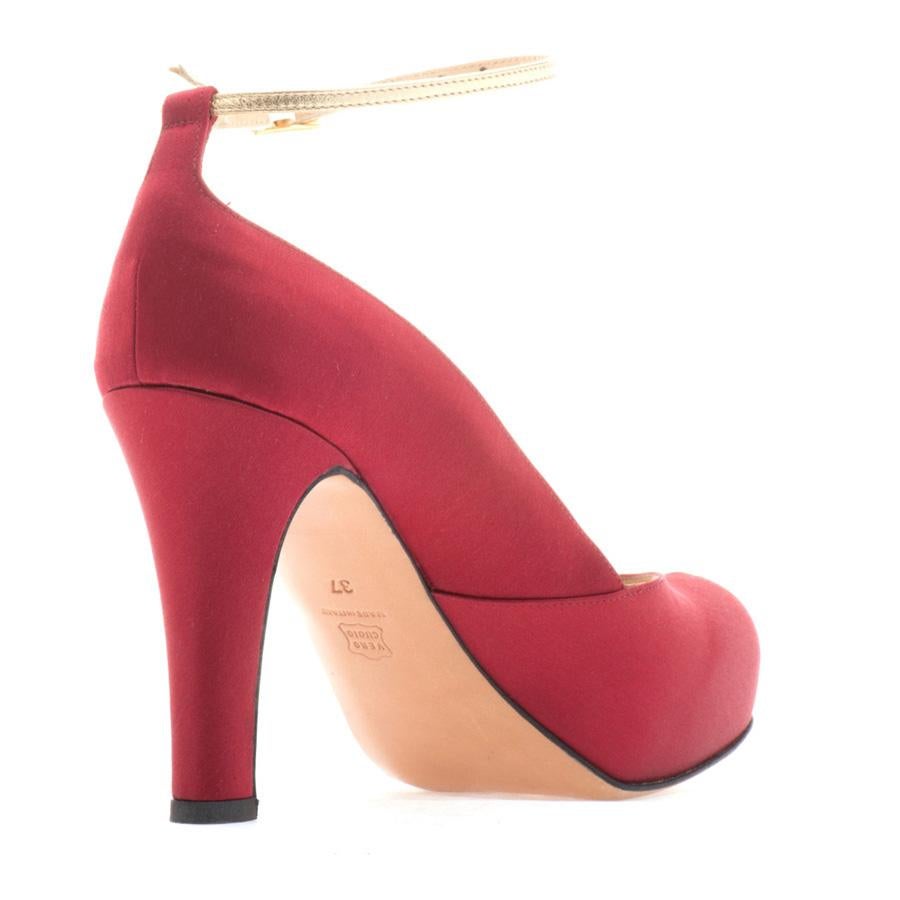 Bordeau color With strap Heel height 9 cm (3.5 inches)

