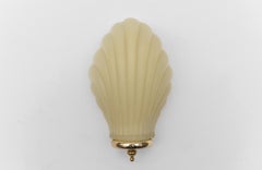 Lampada da parete a conchiglia in vetro satinato e crema, 1960 Italia