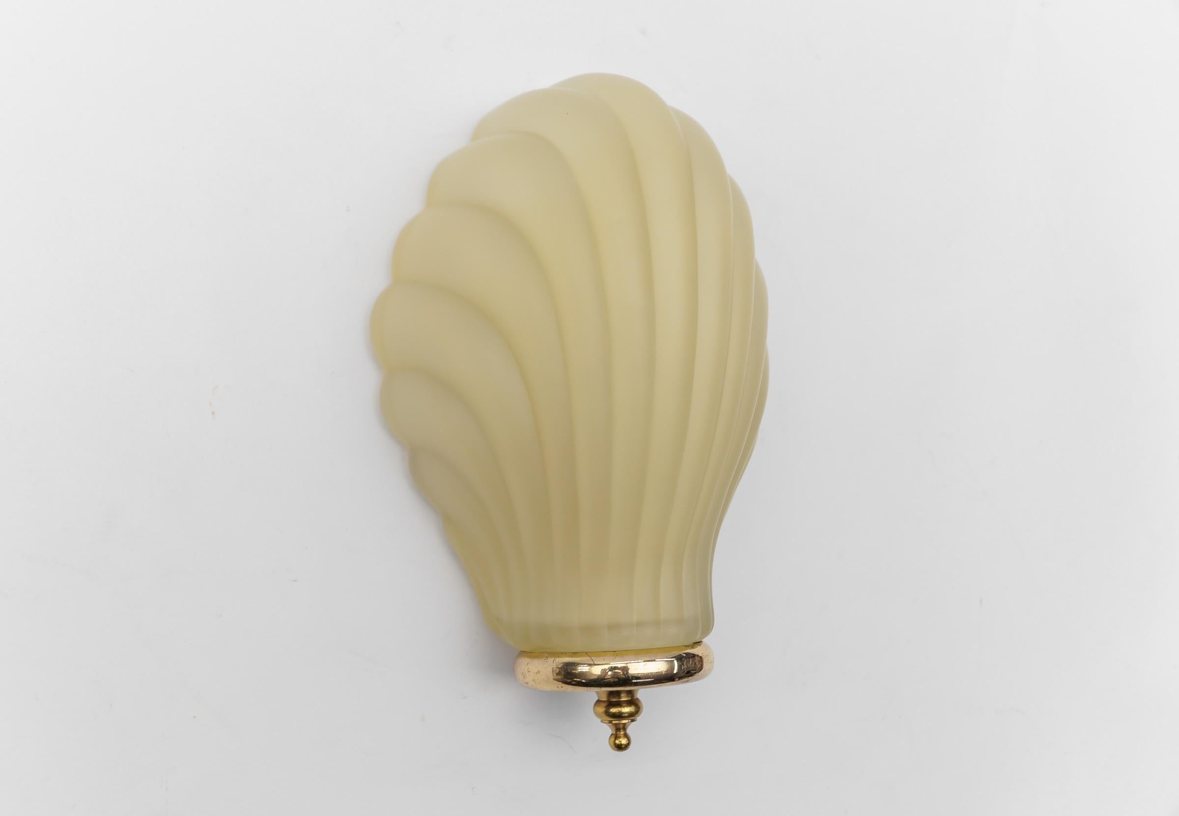 Satin Elegant Cream Glass Shell Wall Light, 1960s Italy   For Sale 1