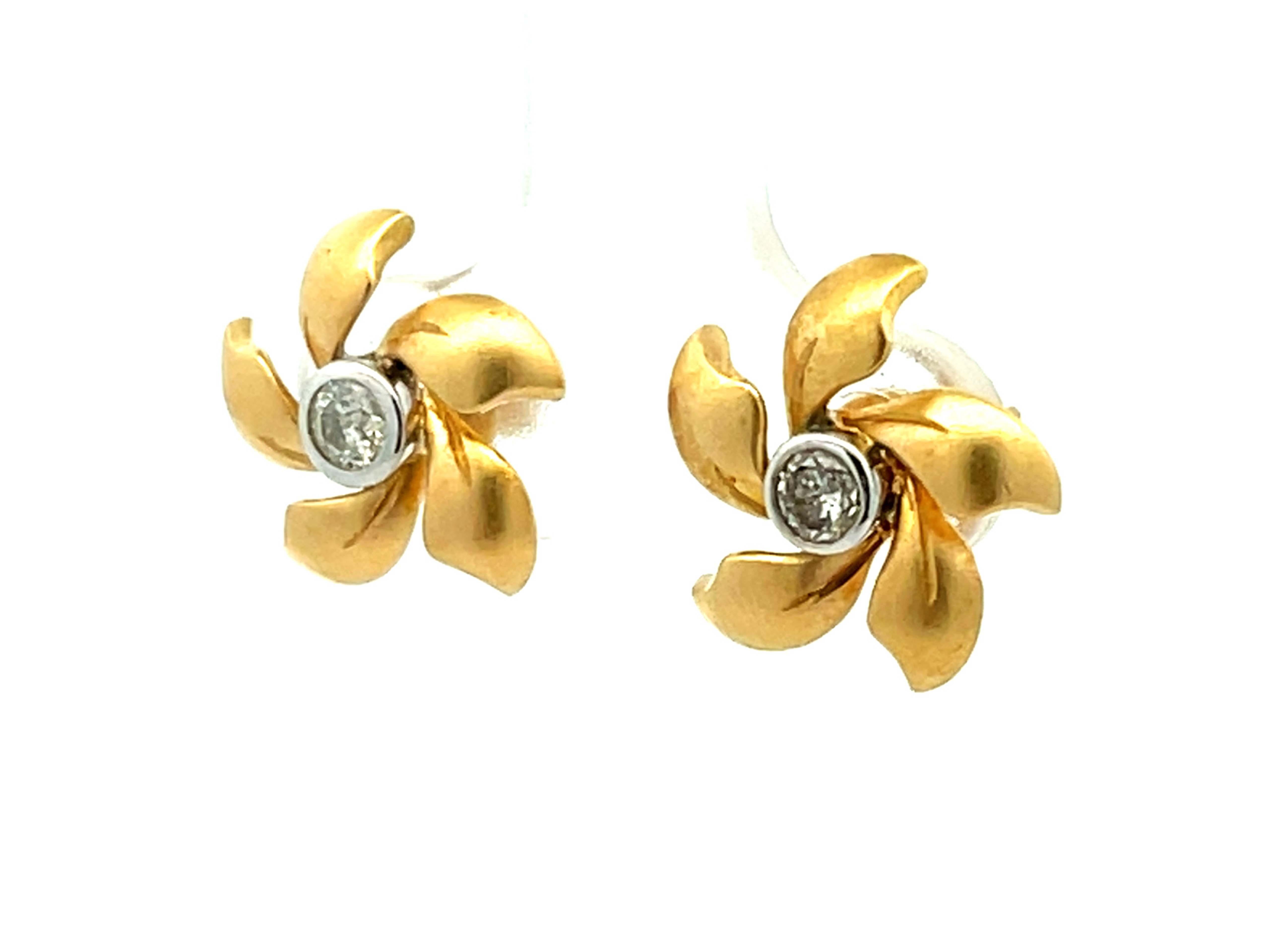 Brilliant Cut Satin Finish Flower and Diamond Center Stud Earrings in 14k Yellow Gold For Sale