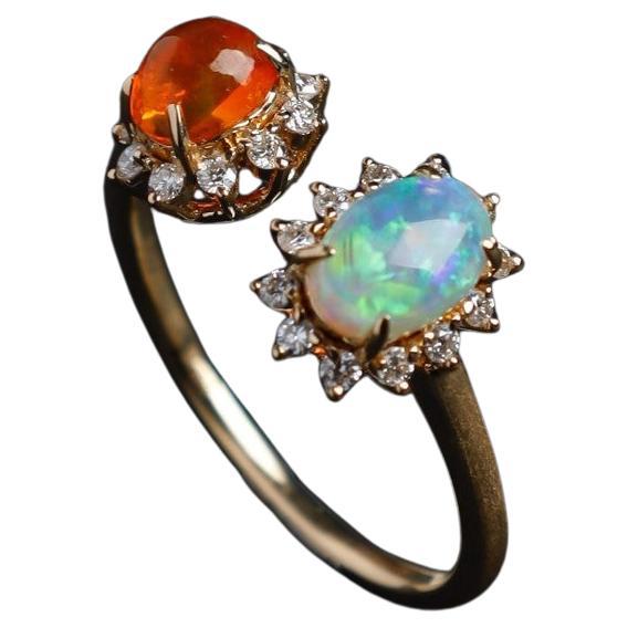 Diamantring aus 18 Karat Gelbgold mit satiniertem Halbschwarzem Opal und Feueropal und Halo