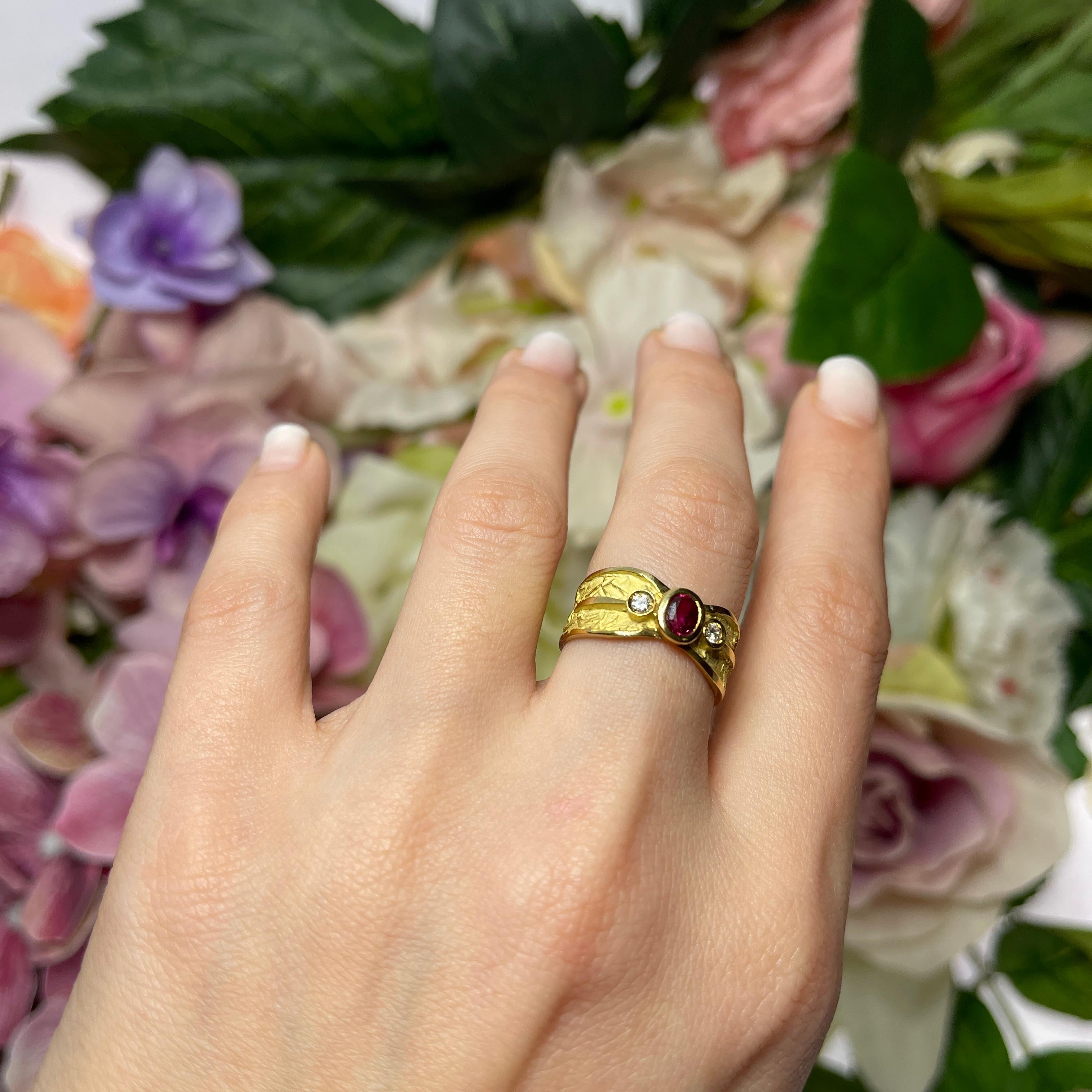 Bague jonc en or jaune 18 carats satiné avec rubis et diamants en vente 5