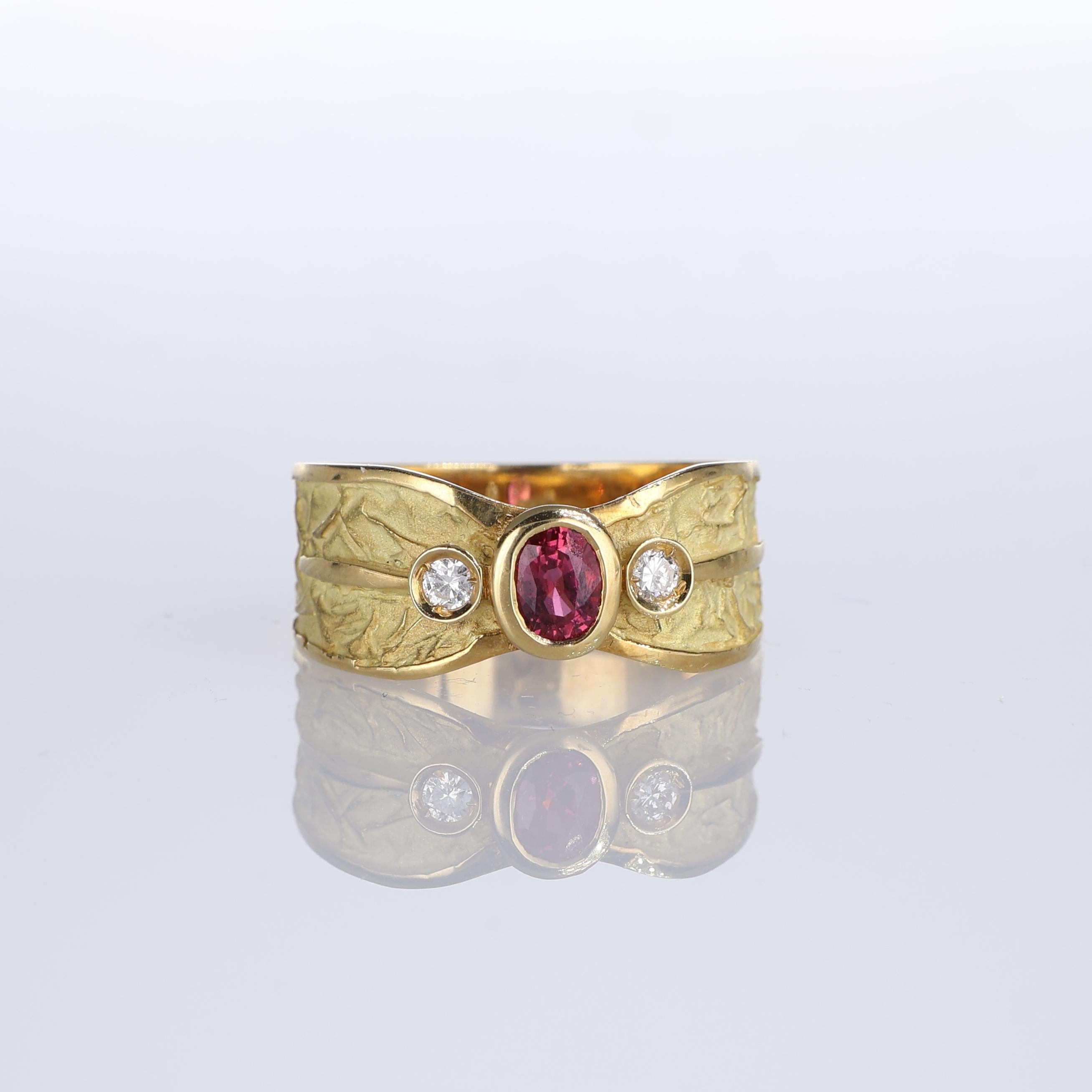 NOTE IMPORTANTE :
✔ Aucun coût supplémentaire ne sera ajouté à cette commande.
✔ Les frais d'expédition et de douane sont entièrement à notre charge.
--------------------
Cette bague en or jaune 18 carats présente une texture satinée unique qui lui
