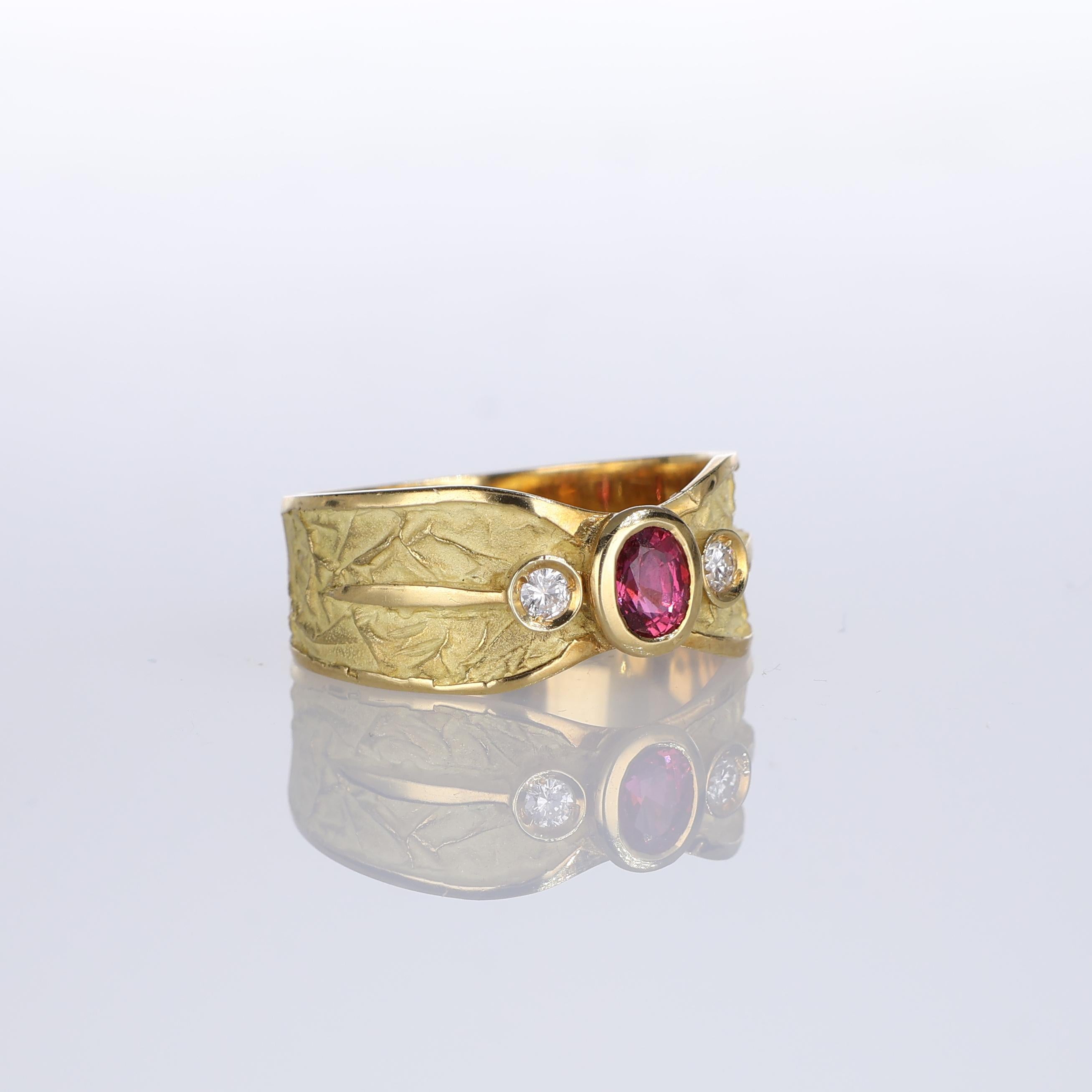 Taille brillant Bague jonc en or jaune 18 carats satiné avec rubis et diamants en vente