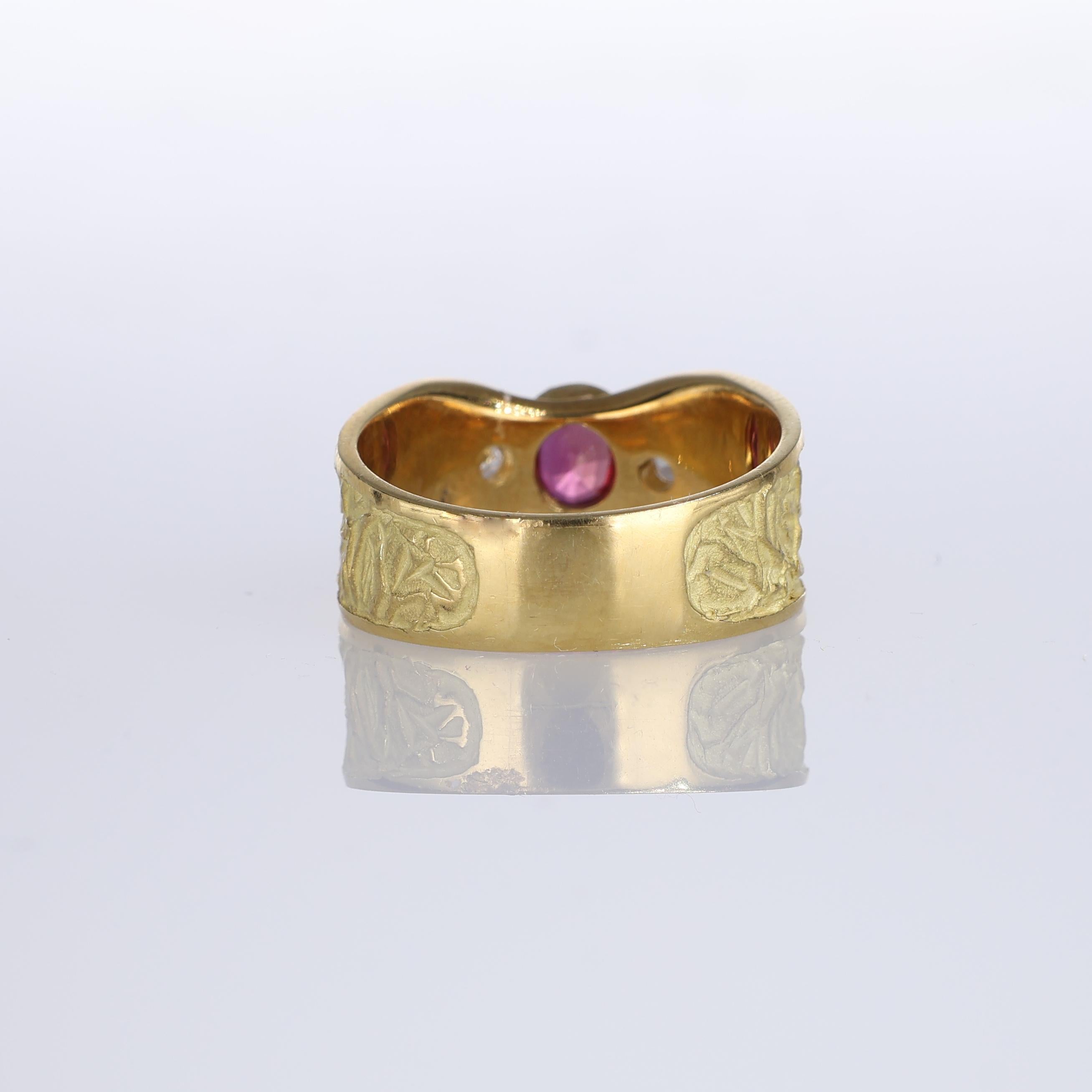 Bague jonc en or jaune 18 carats satiné avec rubis et diamants Unisexe en vente