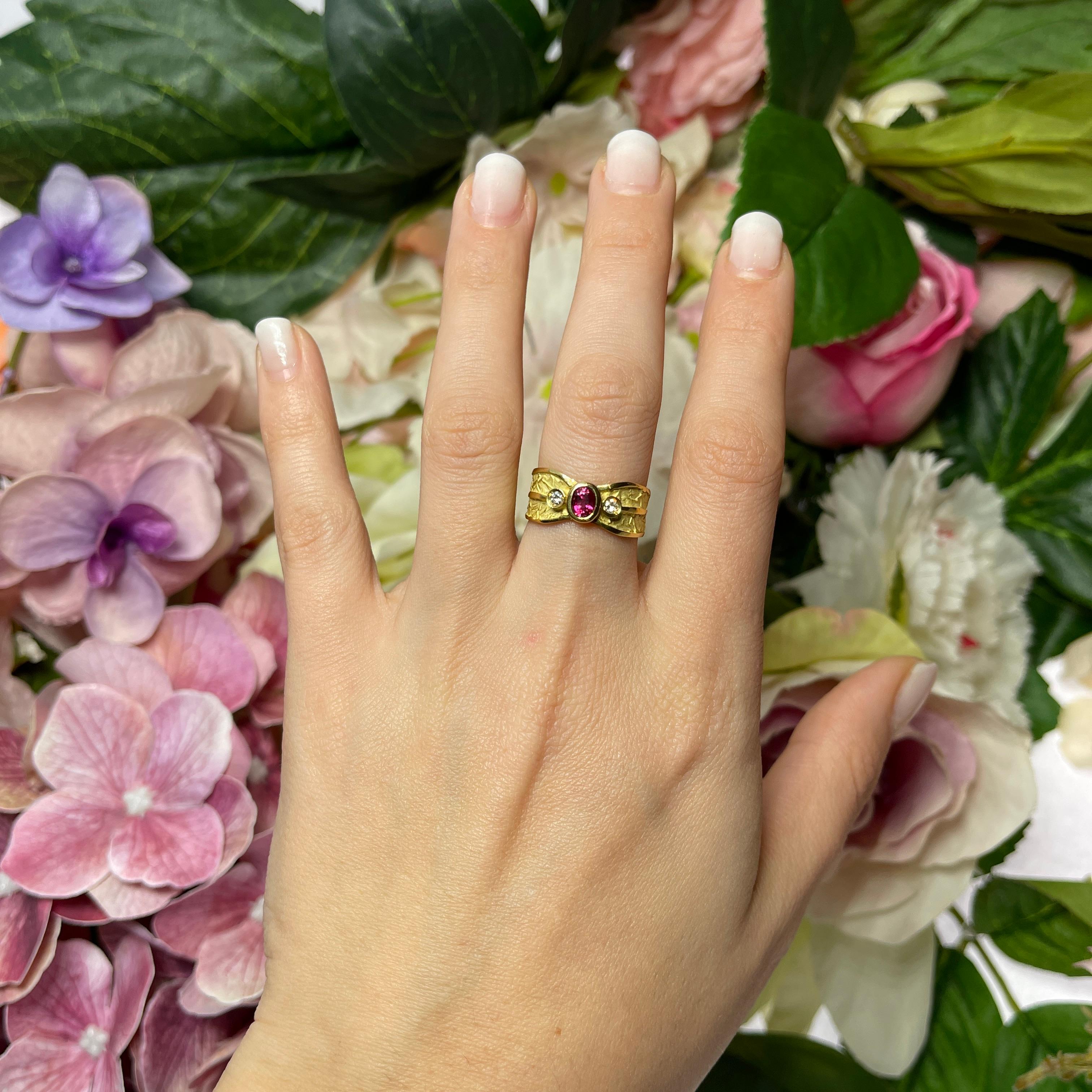 Bague jonc en or jaune 18 carats satiné avec rubis et diamants en vente 1