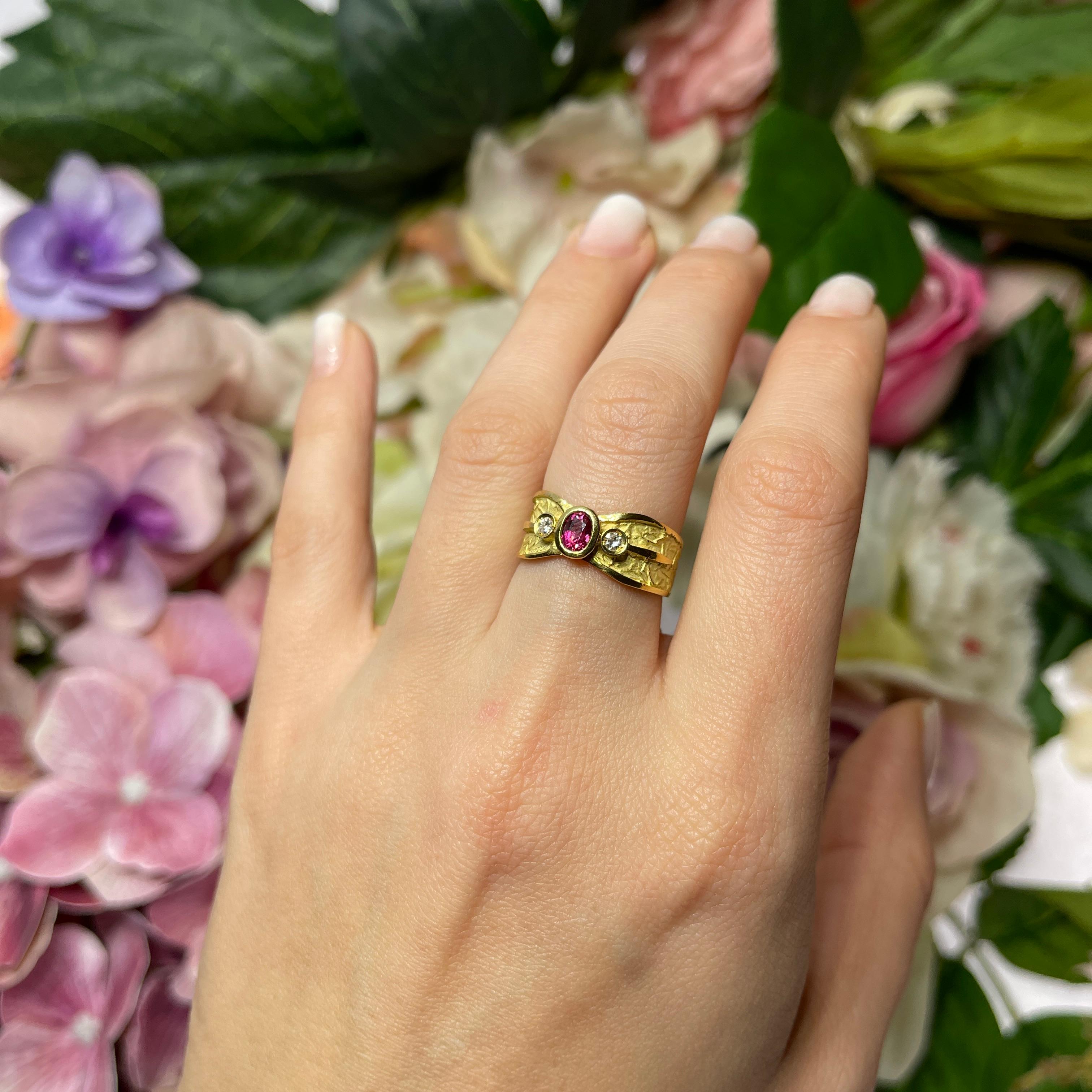 Bague jonc en or jaune 18 carats satiné avec rubis et diamants en vente 2