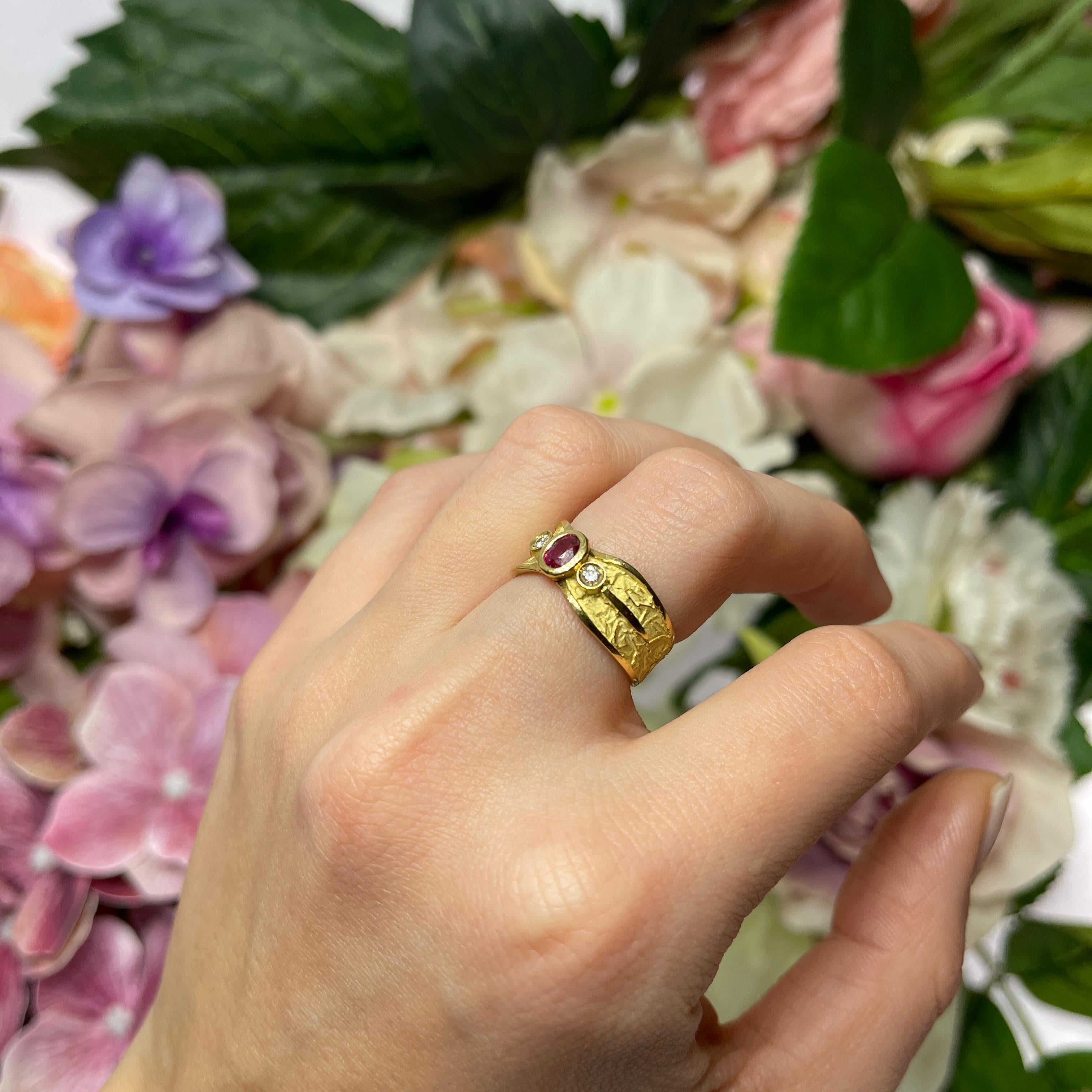 Bague jonc en or jaune 18 carats satiné avec rubis et diamants en vente 3