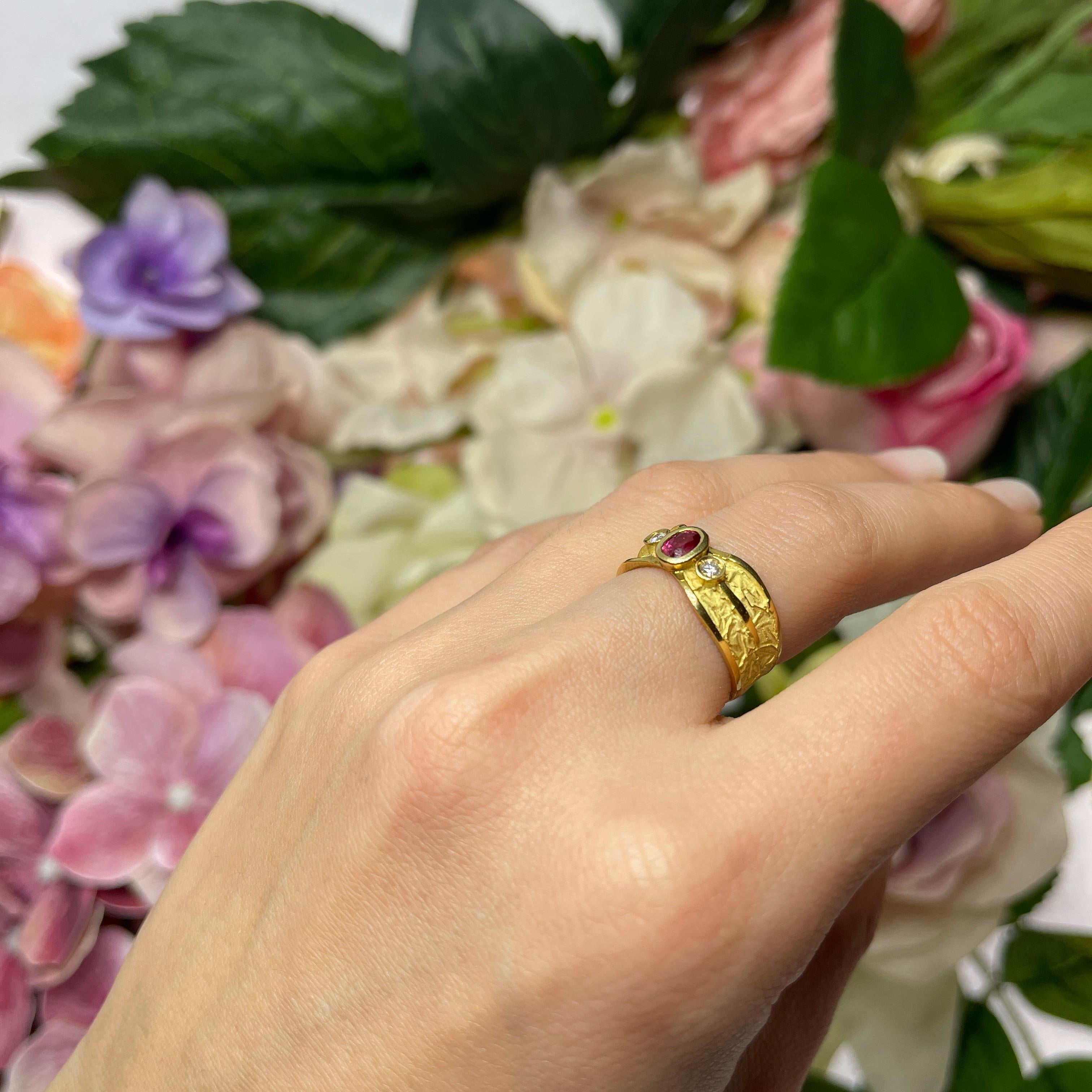 Bague jonc en or jaune 18 carats satiné avec rubis et diamants en vente 4