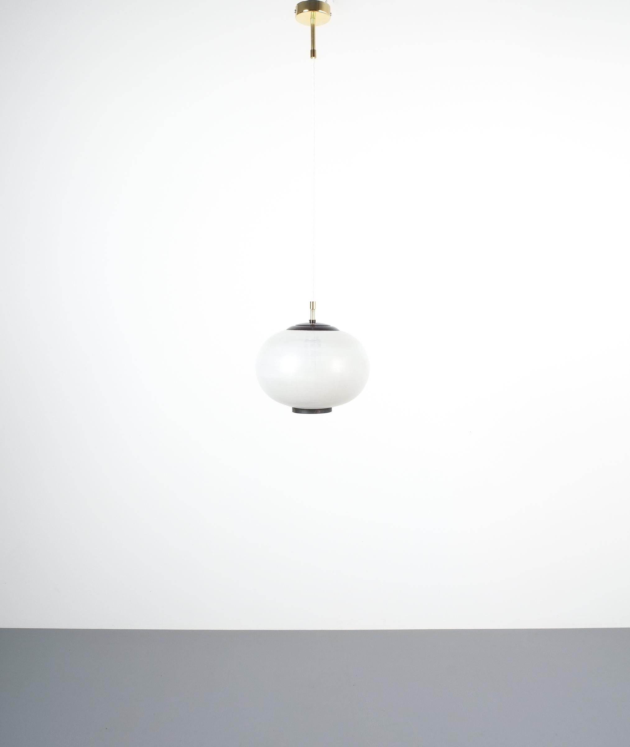 Lampe suspendue en verre satiné et laiton par Stilnovo, Italie, 1950. Élégante lampe à suspension avec verre blanc satiné strié et accents de peinture métallique noire. Nous avons recâblé cette pièce et l'avons facilitée avec de nouveaux câbles à