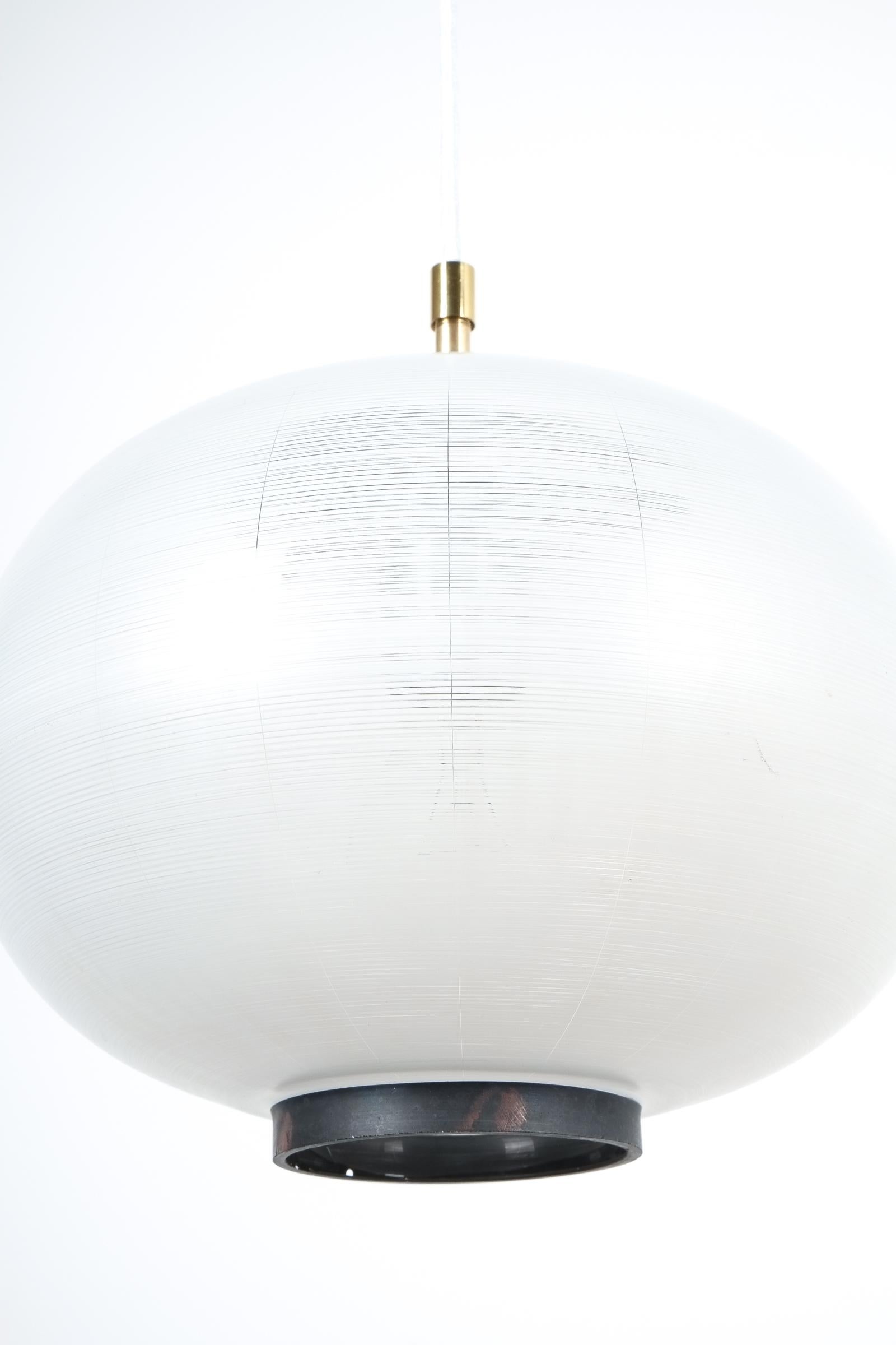 Mid-Century Modern Lampe à suspension en verre satiné et laiton de Stilnovo, Italie, 1950 en vente