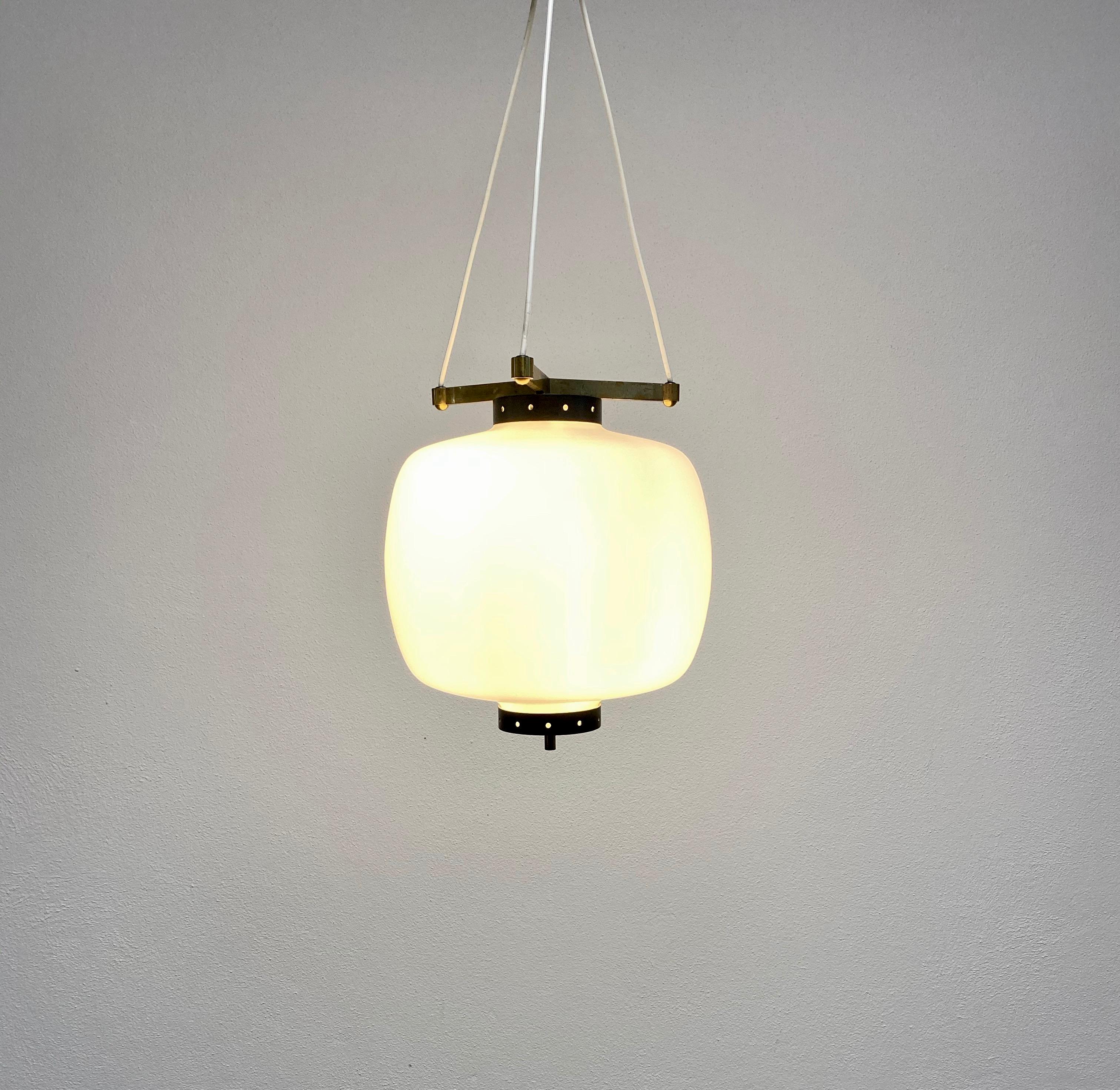 Suspension pendant light with satin glass and brass hardware by Stilnovo, Italy, 1950

Elegant suspension pendant lamp with a three-cord suspension and original canopy. The fixture is in original condition with no damages to the glass, fully