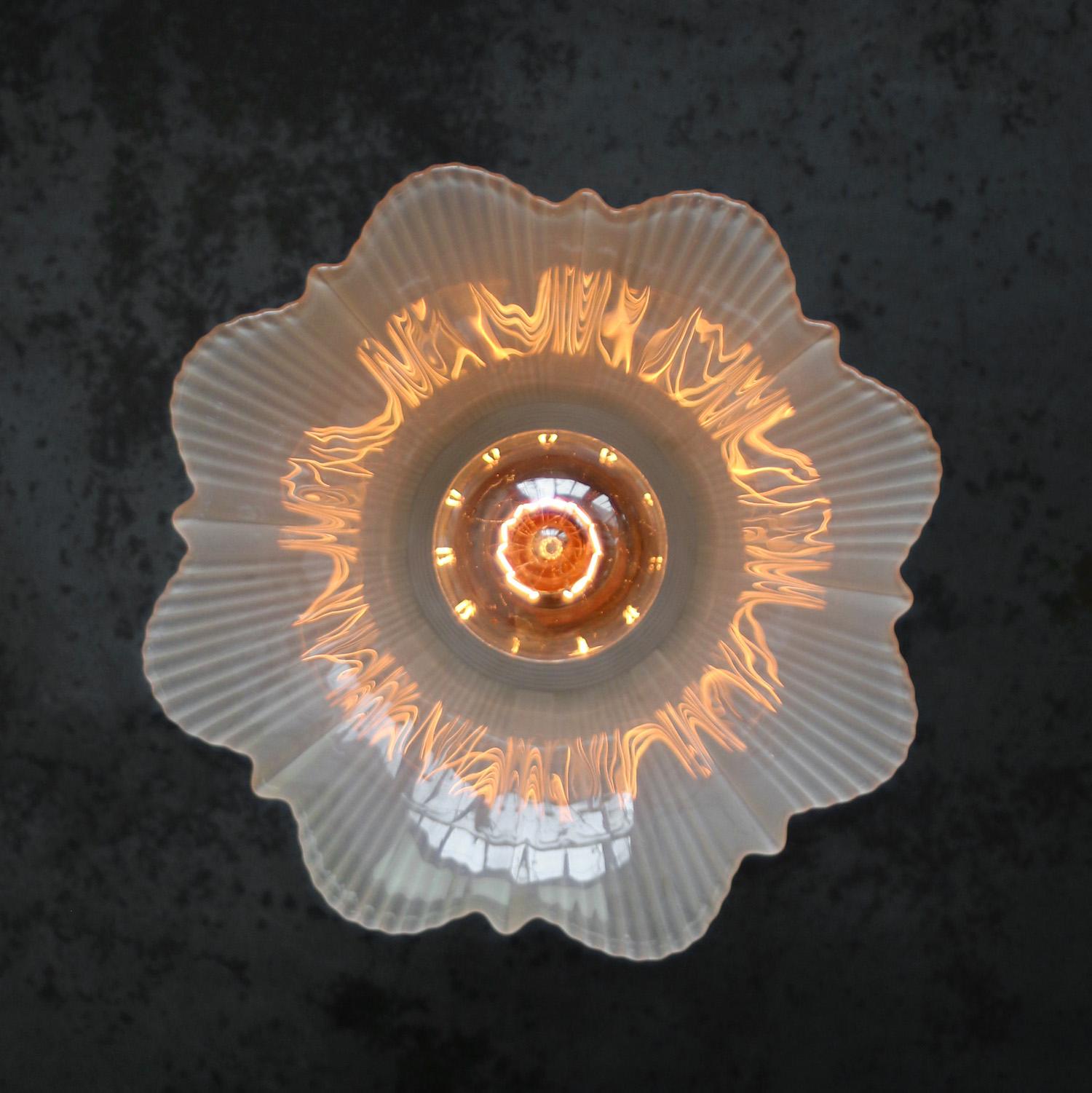 Satiniertes Glas Blume Messing Wandlampen (Industriell) im Angebot