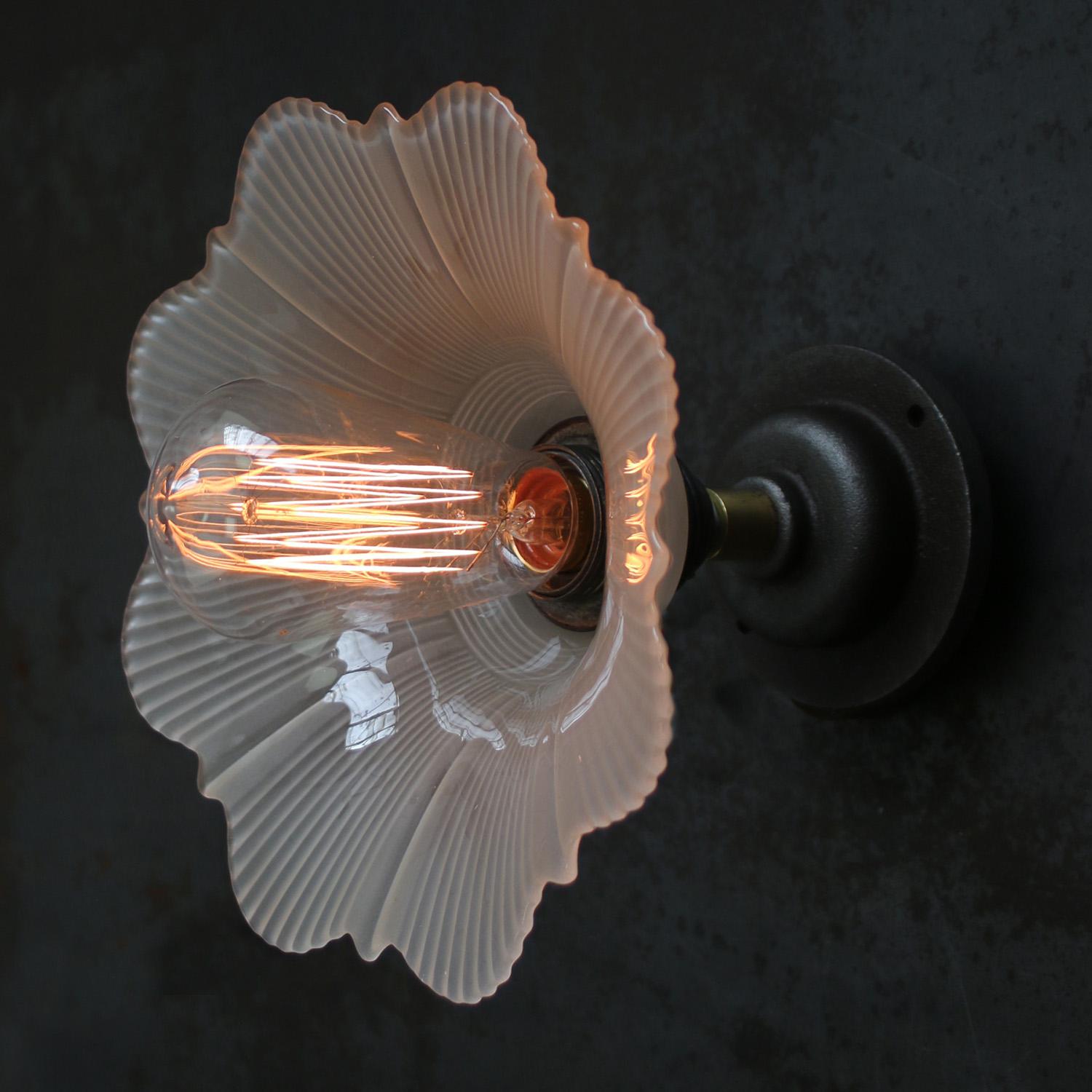 Satiniertes Glas Blume Messing Wandlampen (Niederländisch) im Angebot