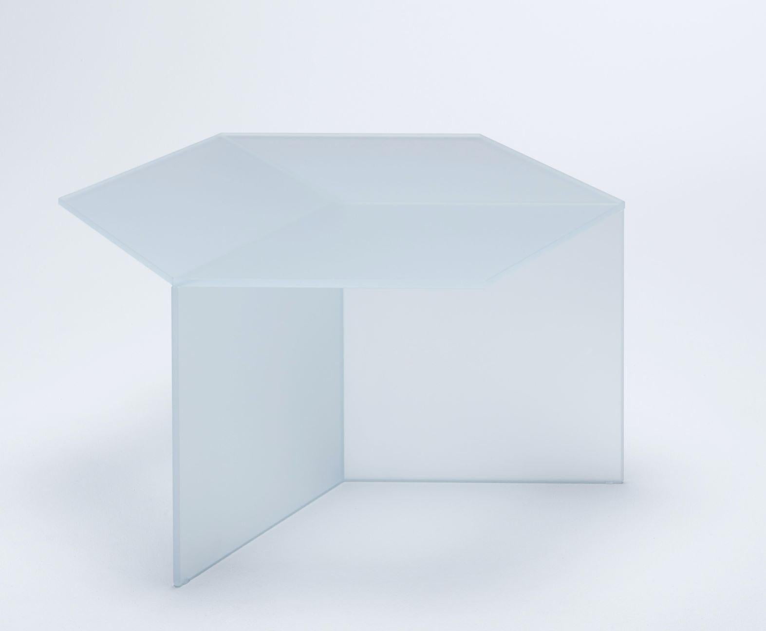 Couchtisch „Isom Square“ aus satiniertem Glas, Sebastian Scherer (21. Jahrhundert und zeitgenössisch) im Angebot