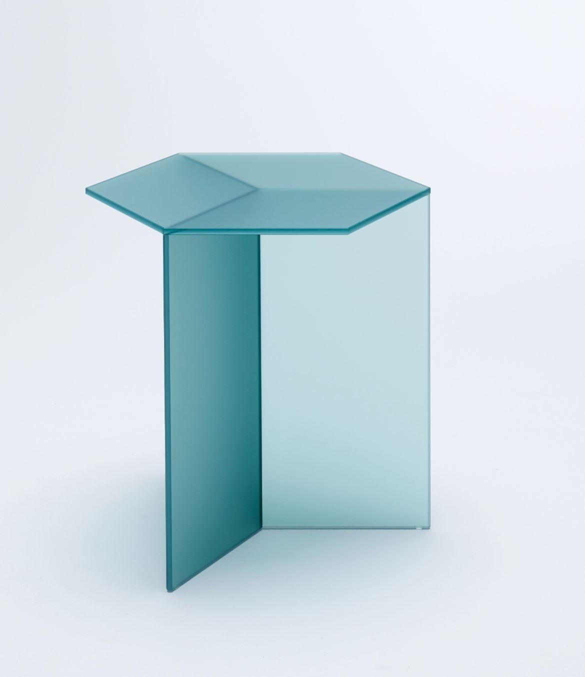 Couchtisch „Isom Tall“ aus satiniertem Glas, Sebastian Scherer (Moderne) im Angebot