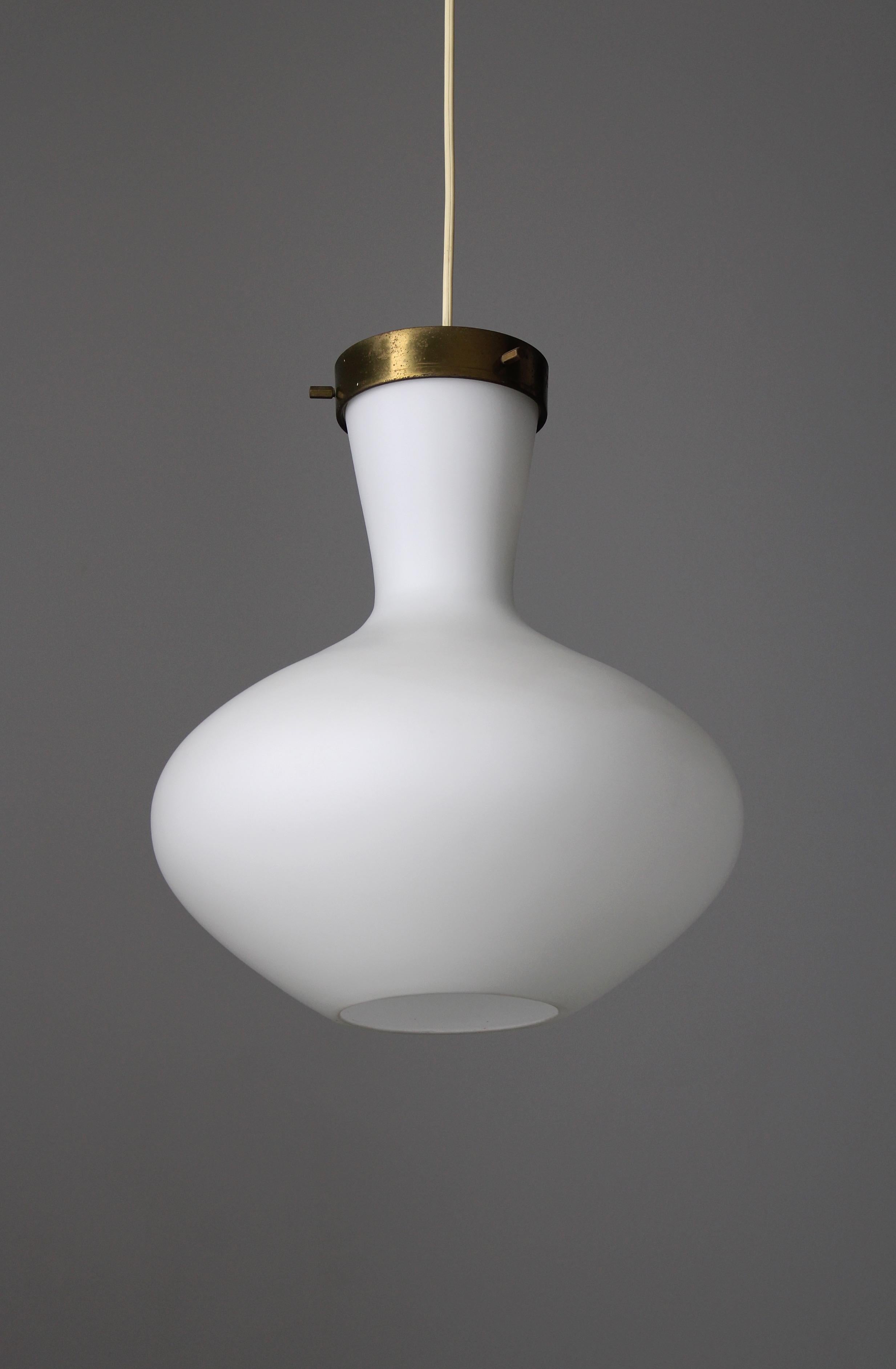 Organic shaped ceiling lamp made of white satin glass and brass. Produced by Stilnovo in Milan near the end of the 1950s. Very fine condition with minor wear. Equipped with the original ceramic E27 socket, brass armature and ceiling cap. On the