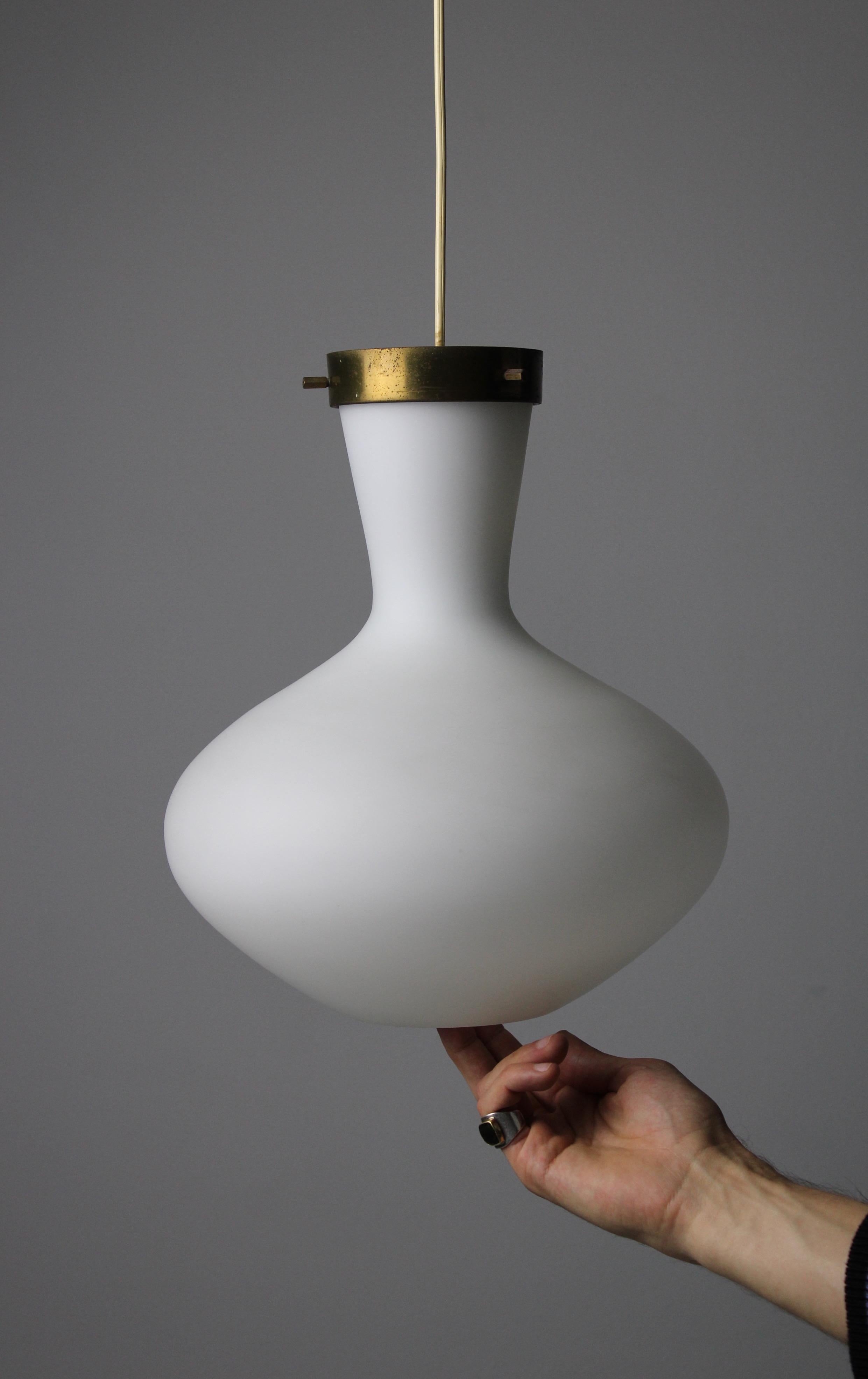 italien Lampe suspendue en verre satiné par Stilnovo, années 1950 en vente