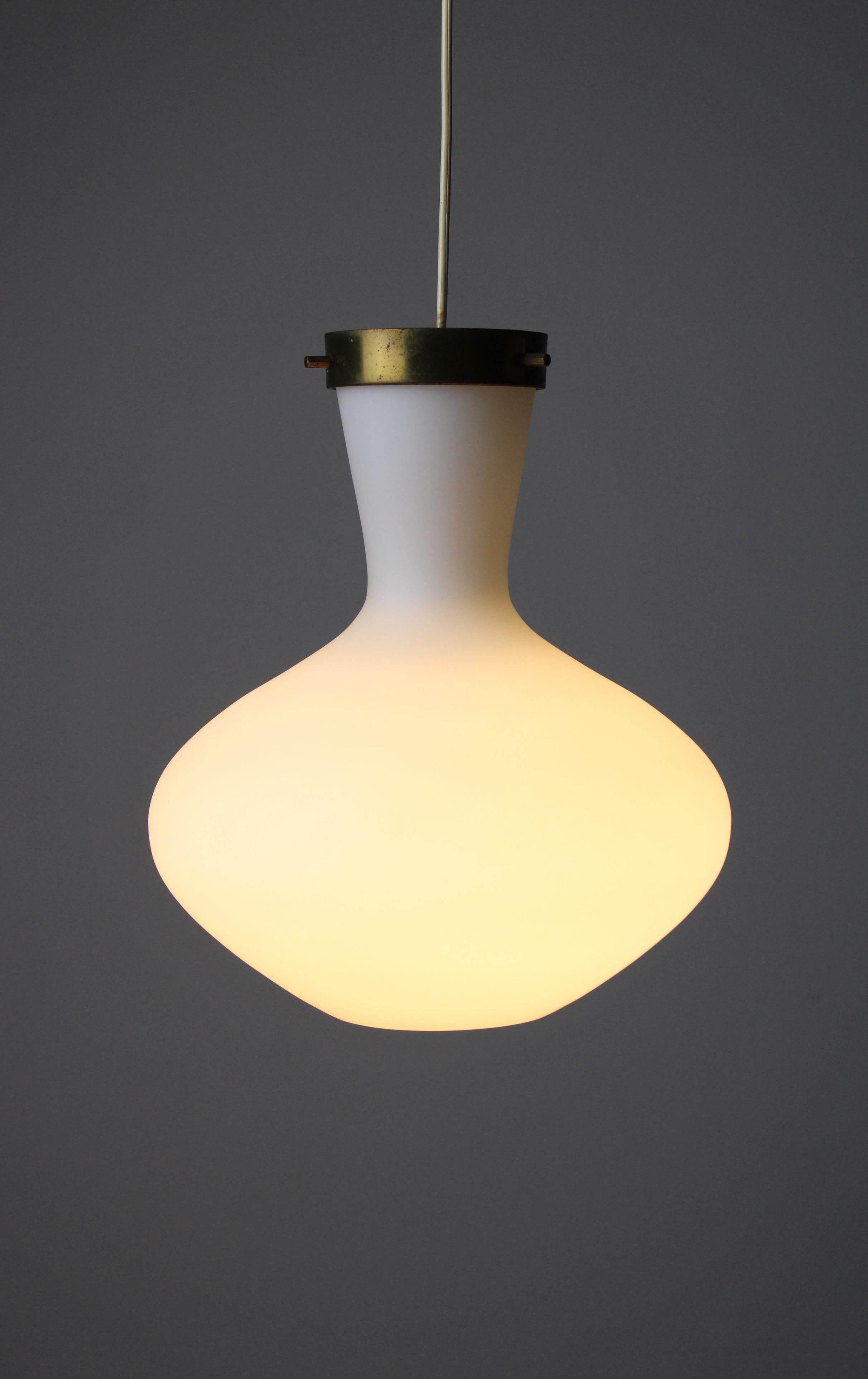 Lampe suspendue en verre satiné par Stilnovo, années 1950 Bon état - En vente à UTRECHT, NL