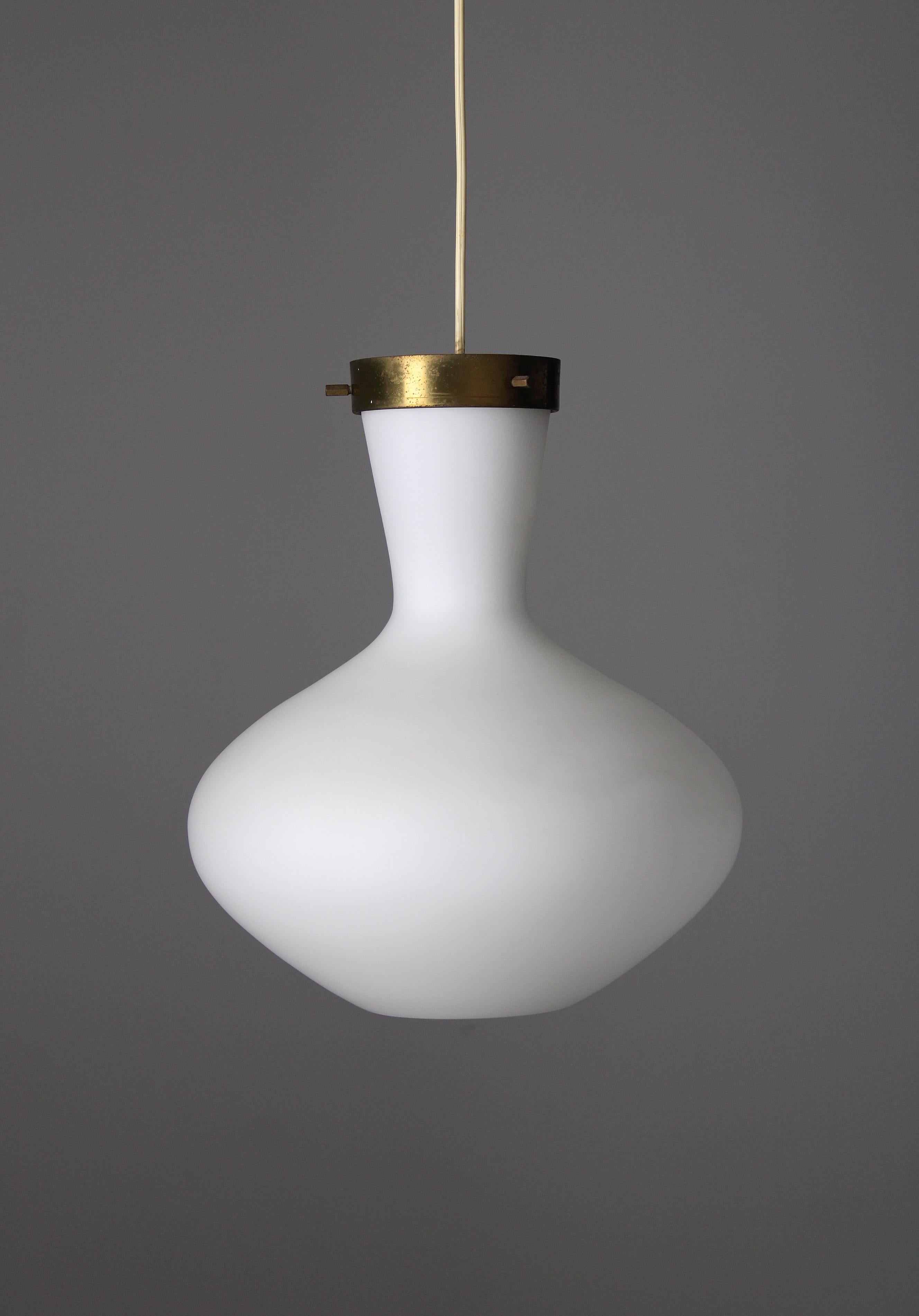 Milieu du XXe siècle Lampe suspendue en verre satiné par Stilnovo, années 1950 en vente