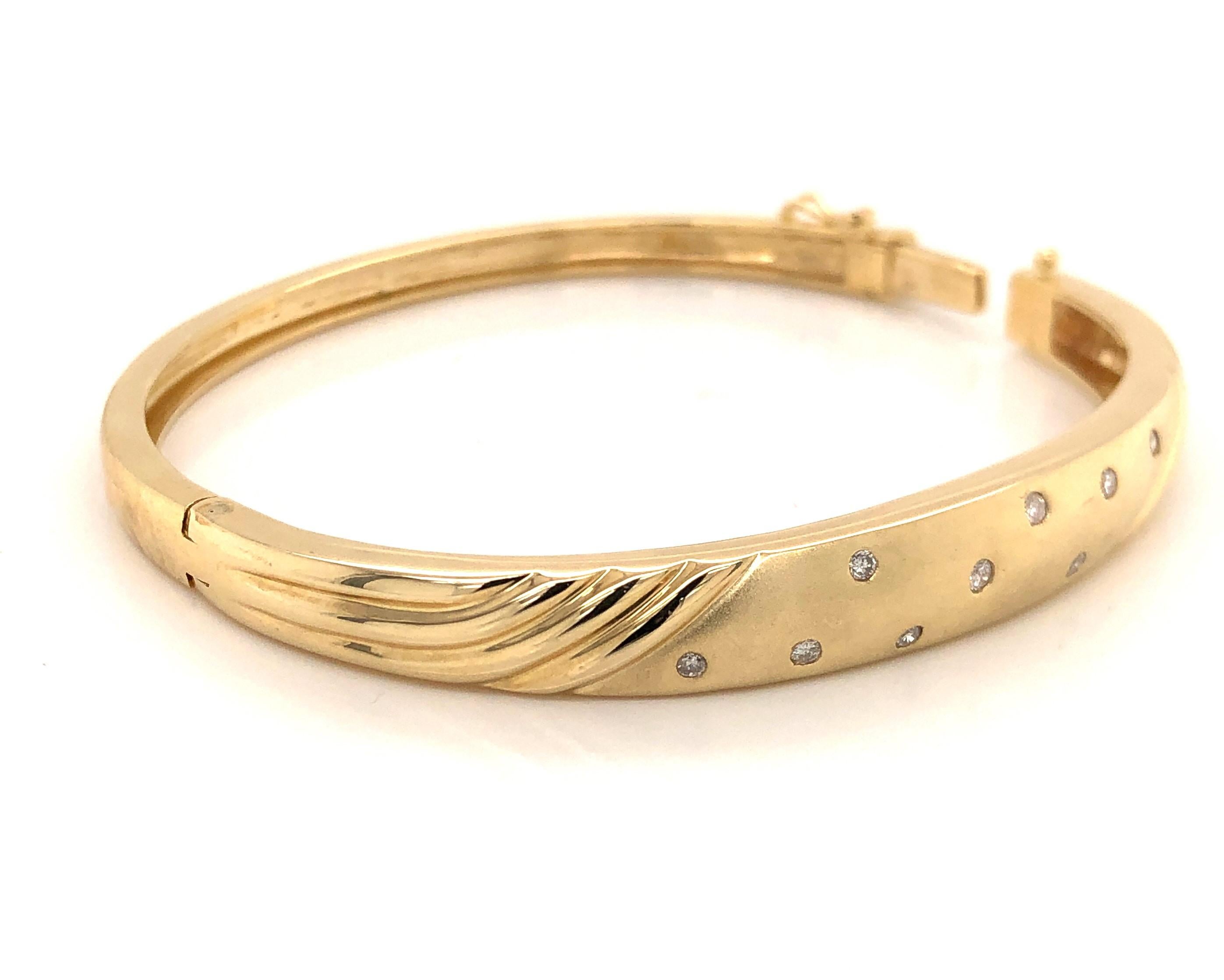 Bracelet jonc en or jaune 14 carats satiné avec accents de diamants Excellent état - En vente à Mount Kisco, NY