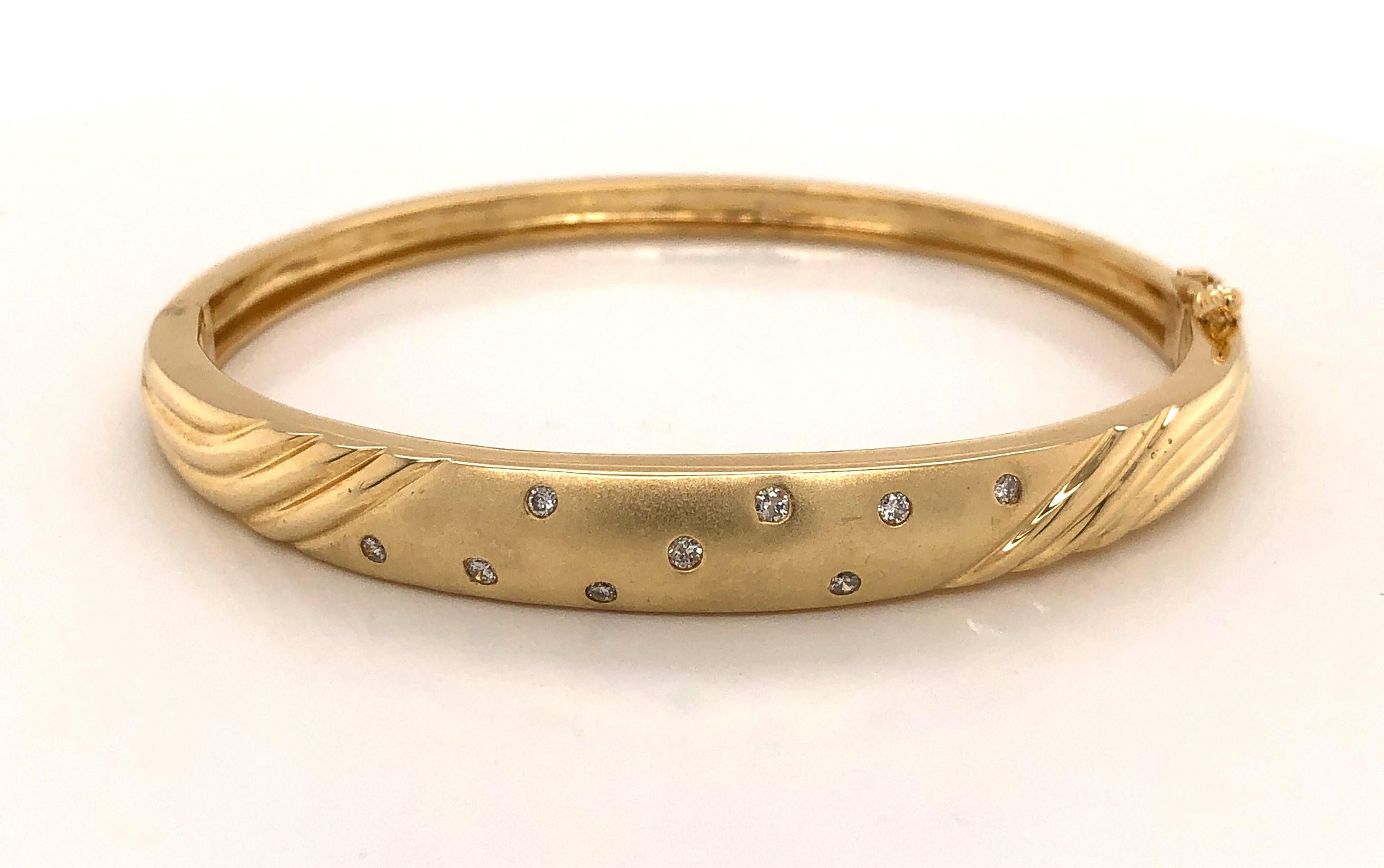 Bracelet jonc en or jaune 14 carats satiné avec accents de diamants Pour femmes en vente