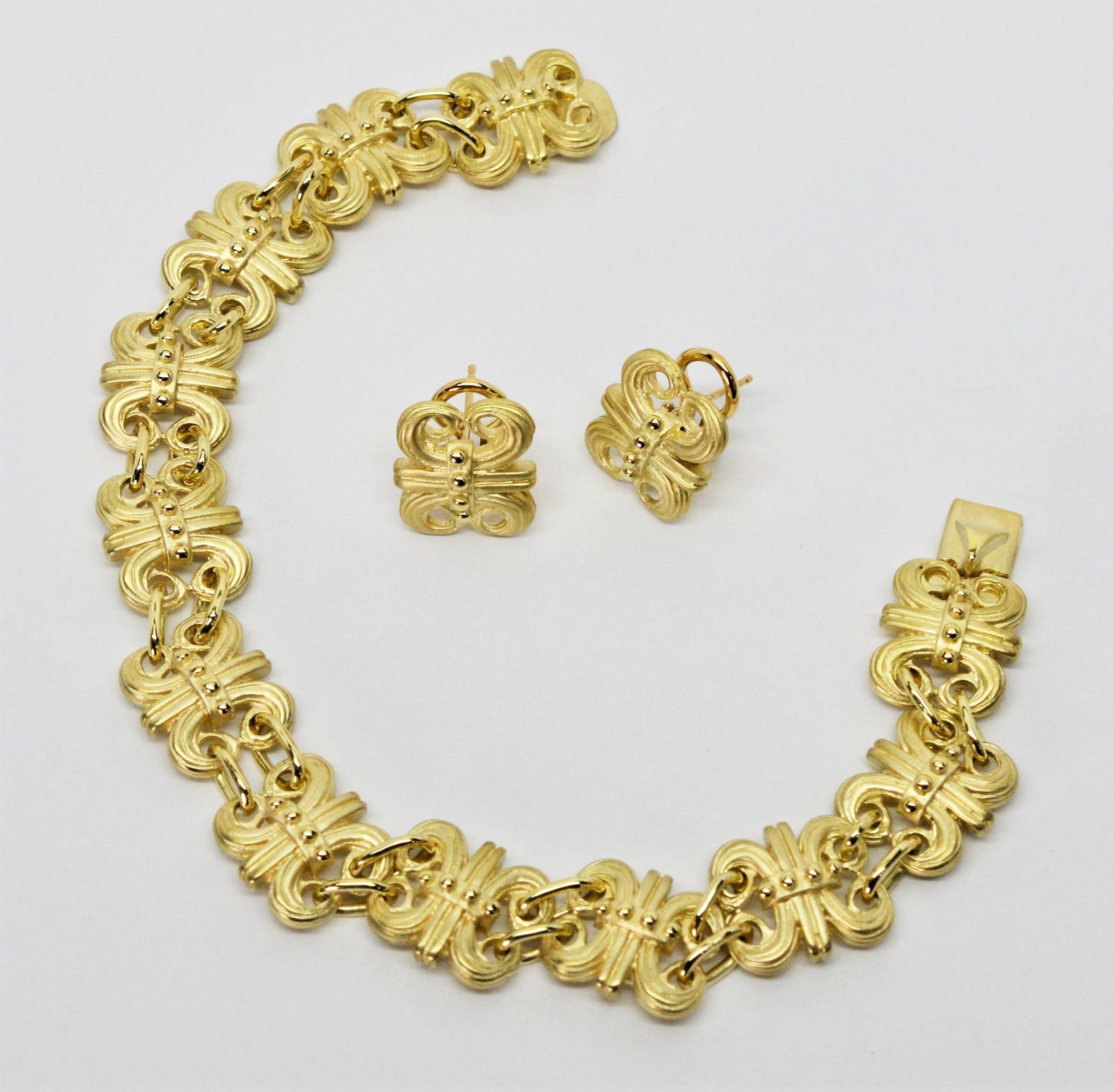 Satin 14 Karat Gold Fleur-de-Lis Bracelet and Earring Set For Sale 1