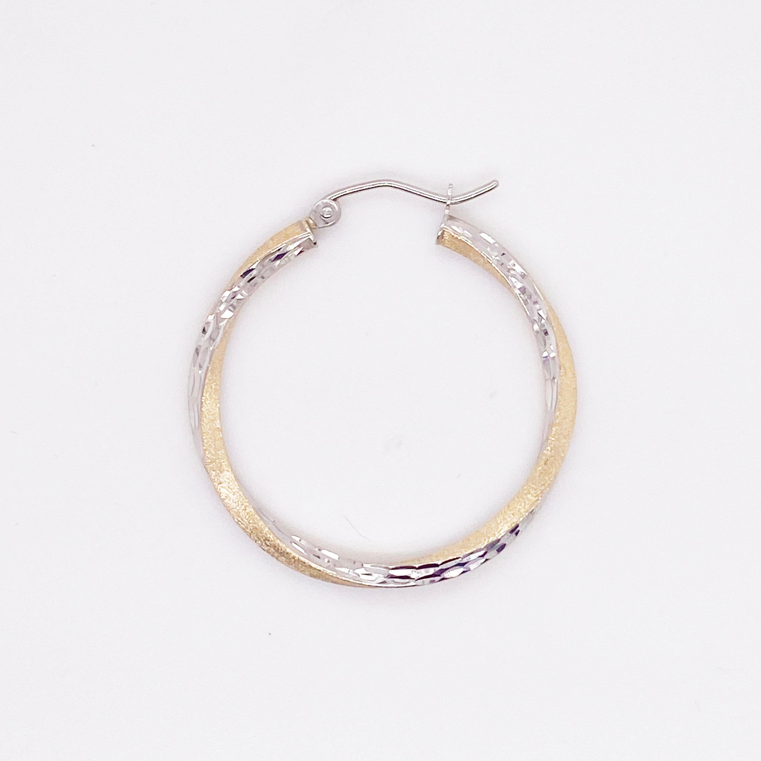 1,2-Zoll-Ohrringe mit gedrehtem Ring, Gelb-Weißgold, gehämmert und satiniert (Zeitgenössisch) im Angebot