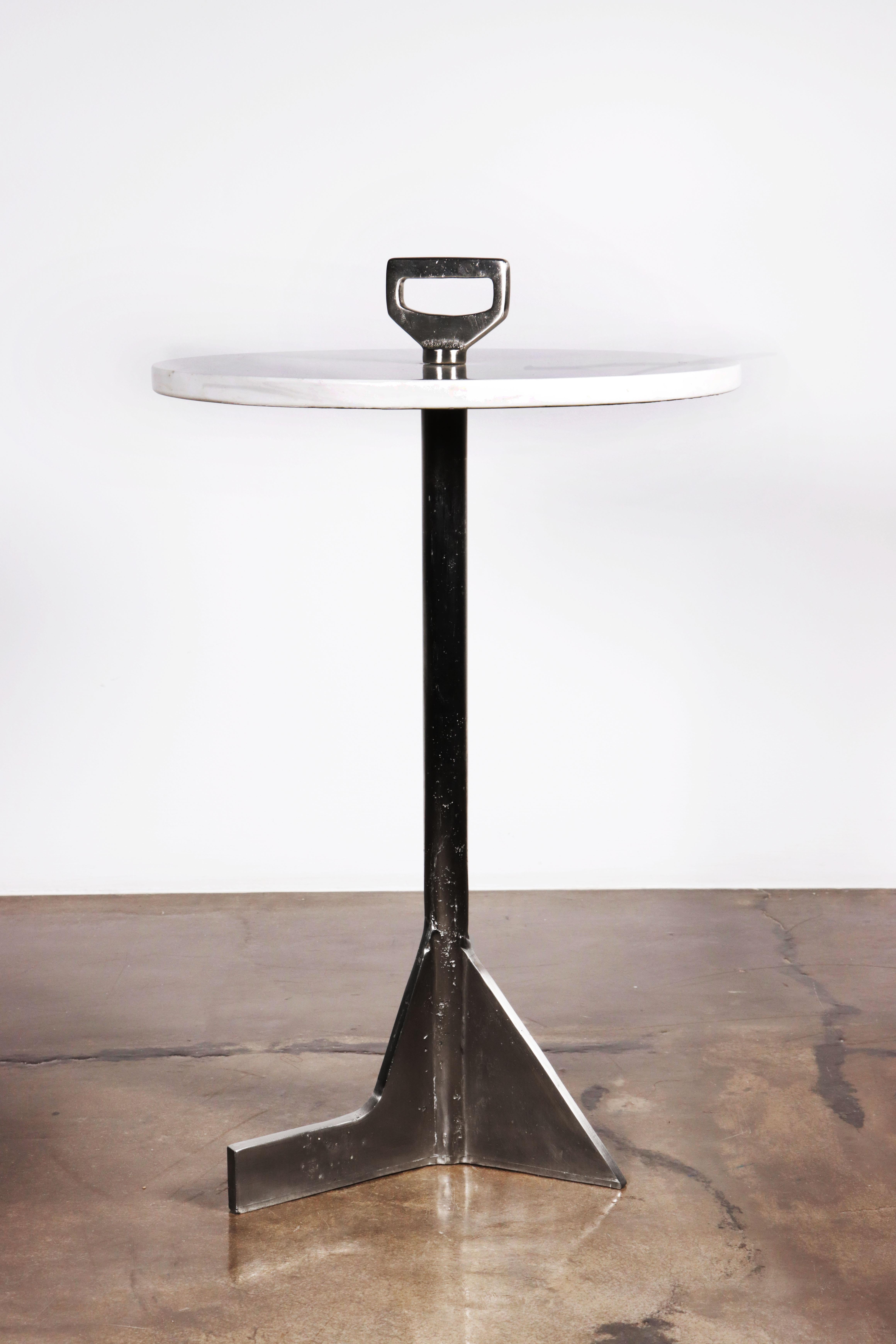 Mesa de cigarrillos de níquel satinado, fundición de bronce y mármol de Costantini, Bellance Moderno en venta