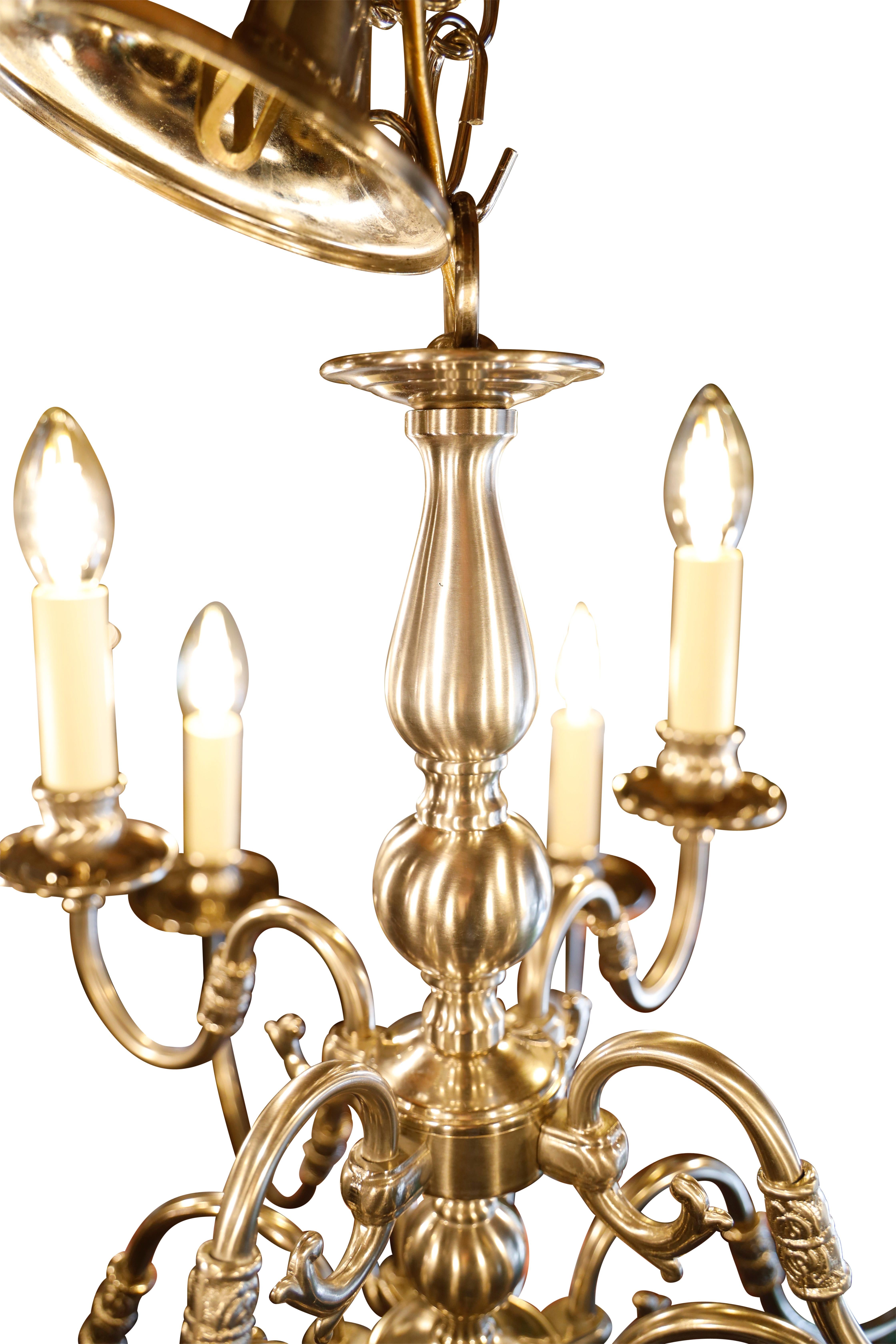 Lampadario fiammingo in nichel satinato In condizioni ottime in vendita a Woodbury, CT