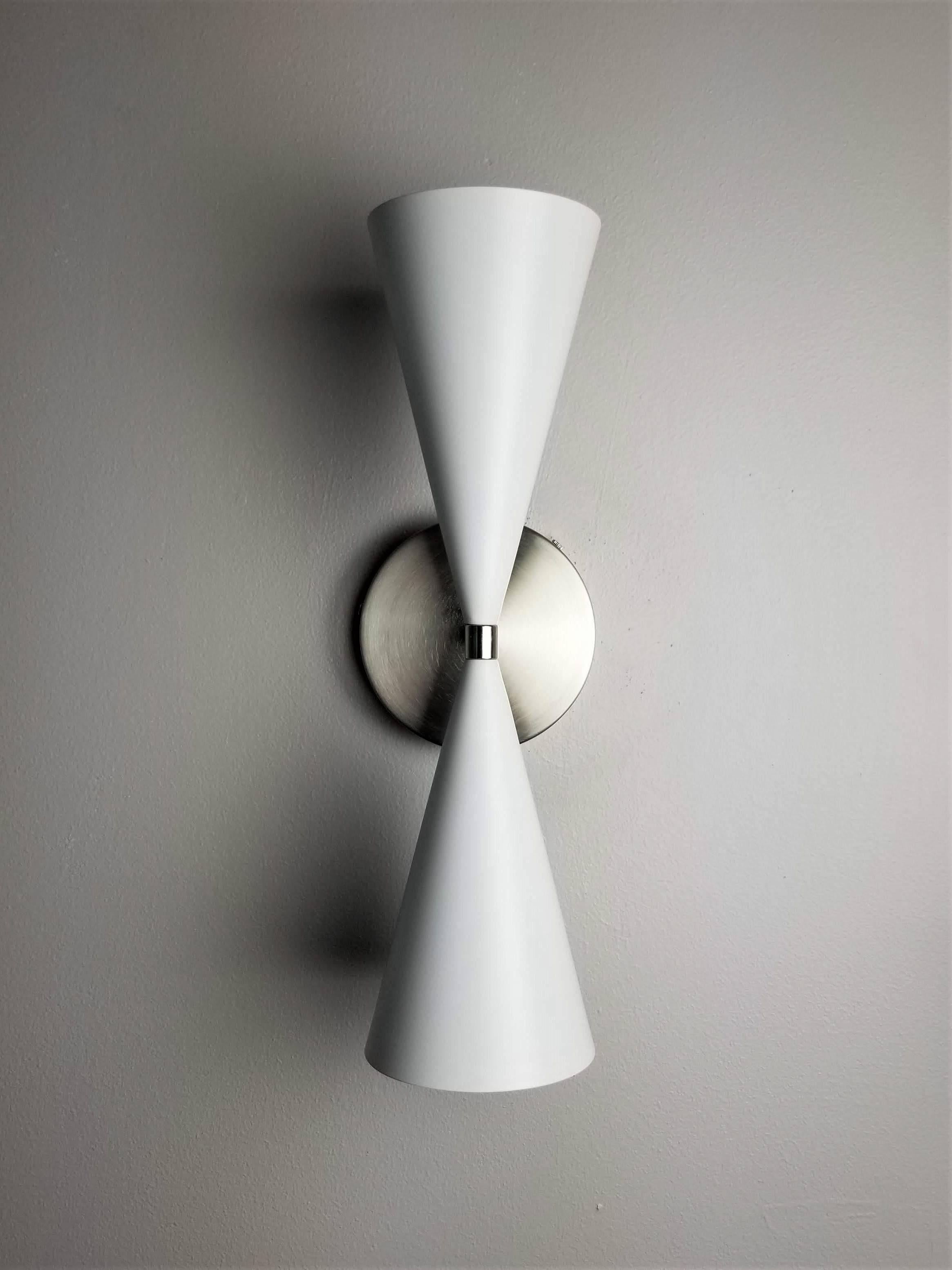 Mid-Century Modern Applique murale Tuxedo en nickel satiné et émail blanc par Blueprint Lighting NYC