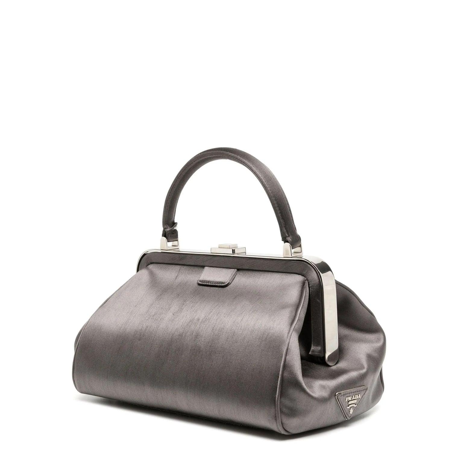 Charcoal grey
Silk Satin
Framed structure
Jewelled embellishments
Silver-tone hardware
Raso Ricamo
Open top
Push-lock closure
Single top handle
Side Prada logo
Main compartment
Satin lining
Condition: Very Good
This pre-loved bag is in very good