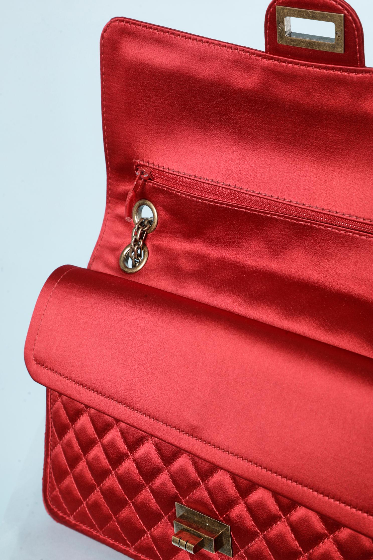 Sac Chanel en satin et rubis Collection Paris-Shangai Métiers d'Arts 2011 en vente 8