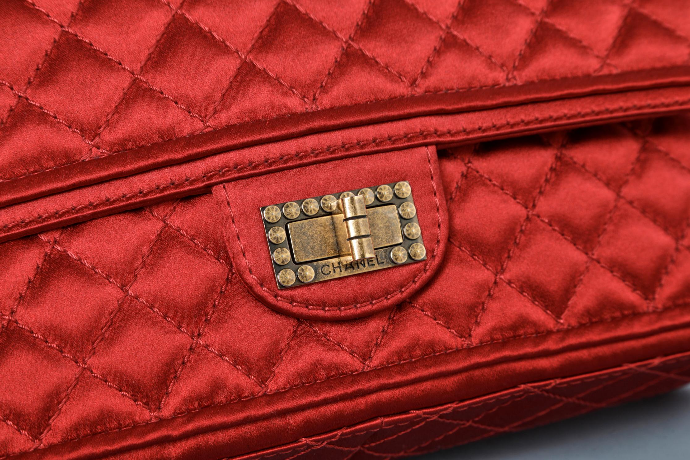 Satin Ruby Chanel bag Paris-Shangai Metiers d'Arts 2011
Size:
width= 28 cm
height= 19 cm
wide= 8cm 
Double chain in aged metal color and double flap ( the one underneath is shorter than the one on the top)