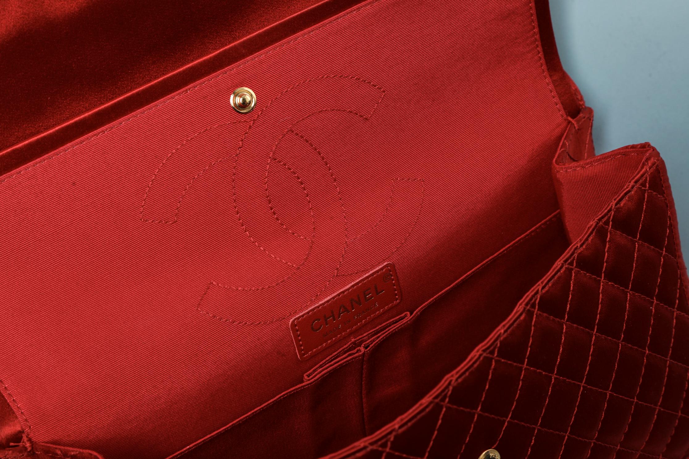 Sac Chanel en satin et rubis Collection Paris-Shangai Métiers d'Arts 2011 Pour femmes en vente