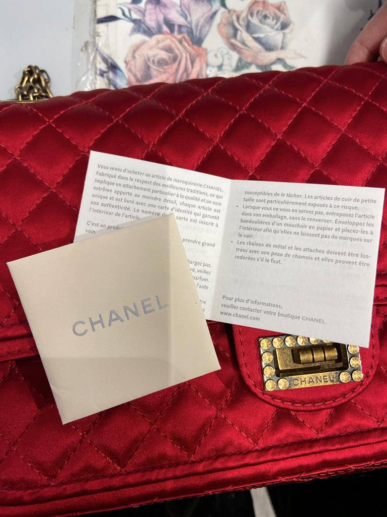 Sac Chanel en satin et rubis Collection Paris-Shangai Métiers d'Arts 2011 en vente 2