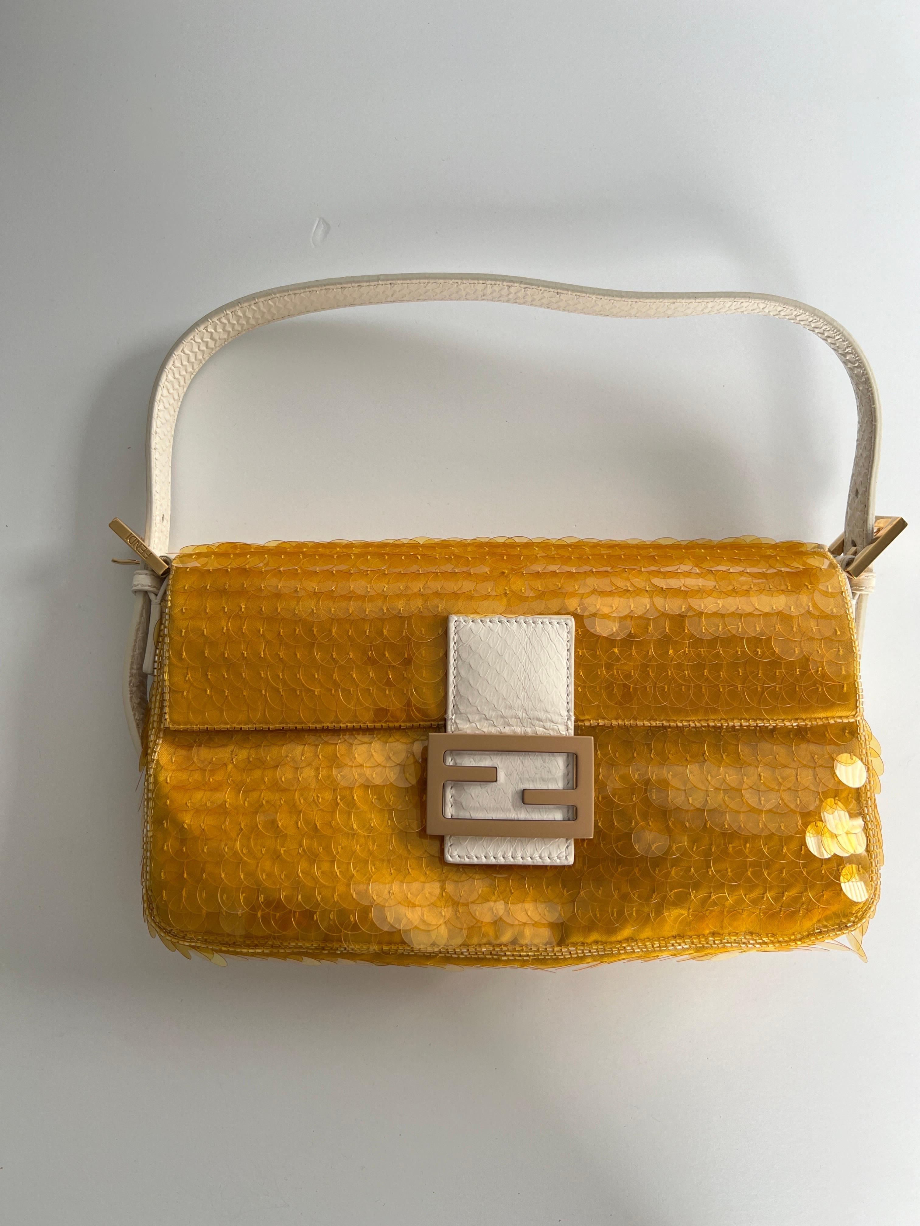 Dies ist eine authentische FENDI Satin Sequin Pailletten Elaphe Plexiglas Baguette 1997 in Giallo und Avorio. Diese Handtasche ist aus Stoff gefertigt und mit gelben Pailletten besetzt. Die Tasche hat einen weißen, mit Python bedruckten