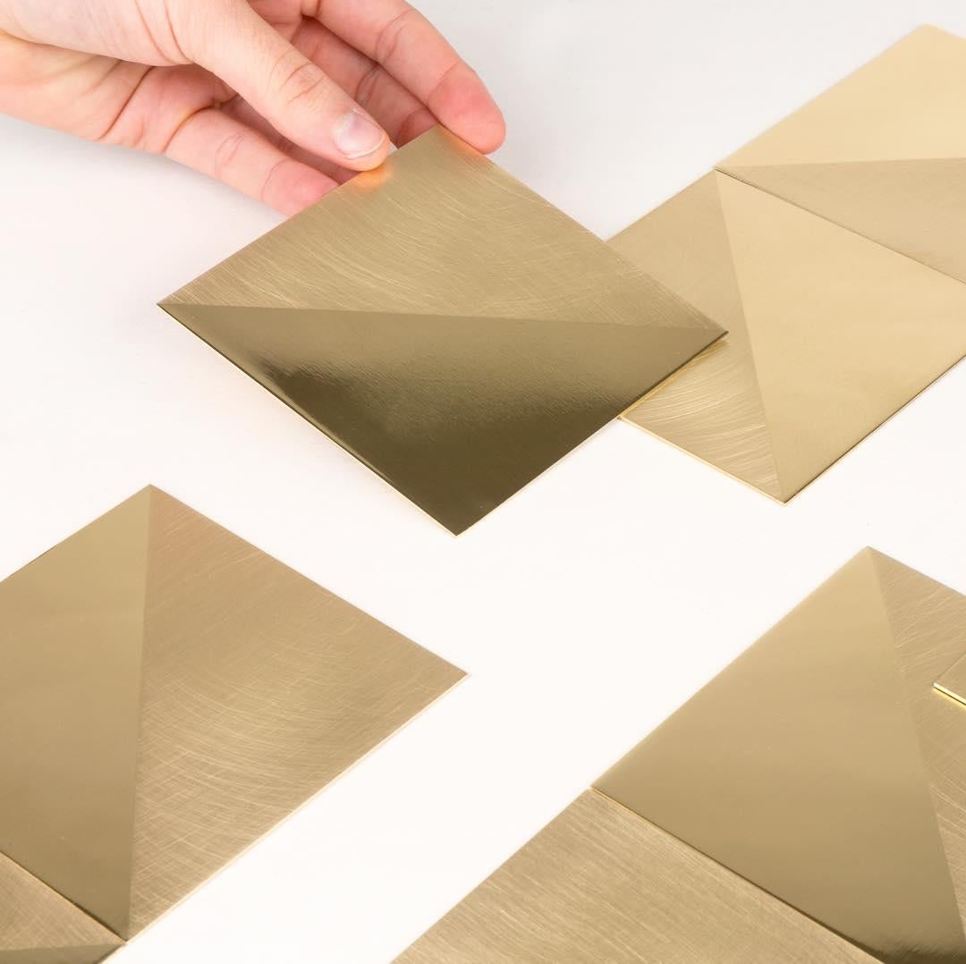 Vassoio ottagonale in ottone spazzolato e lucidato ''Satin'' di Mingardo in vendita 3