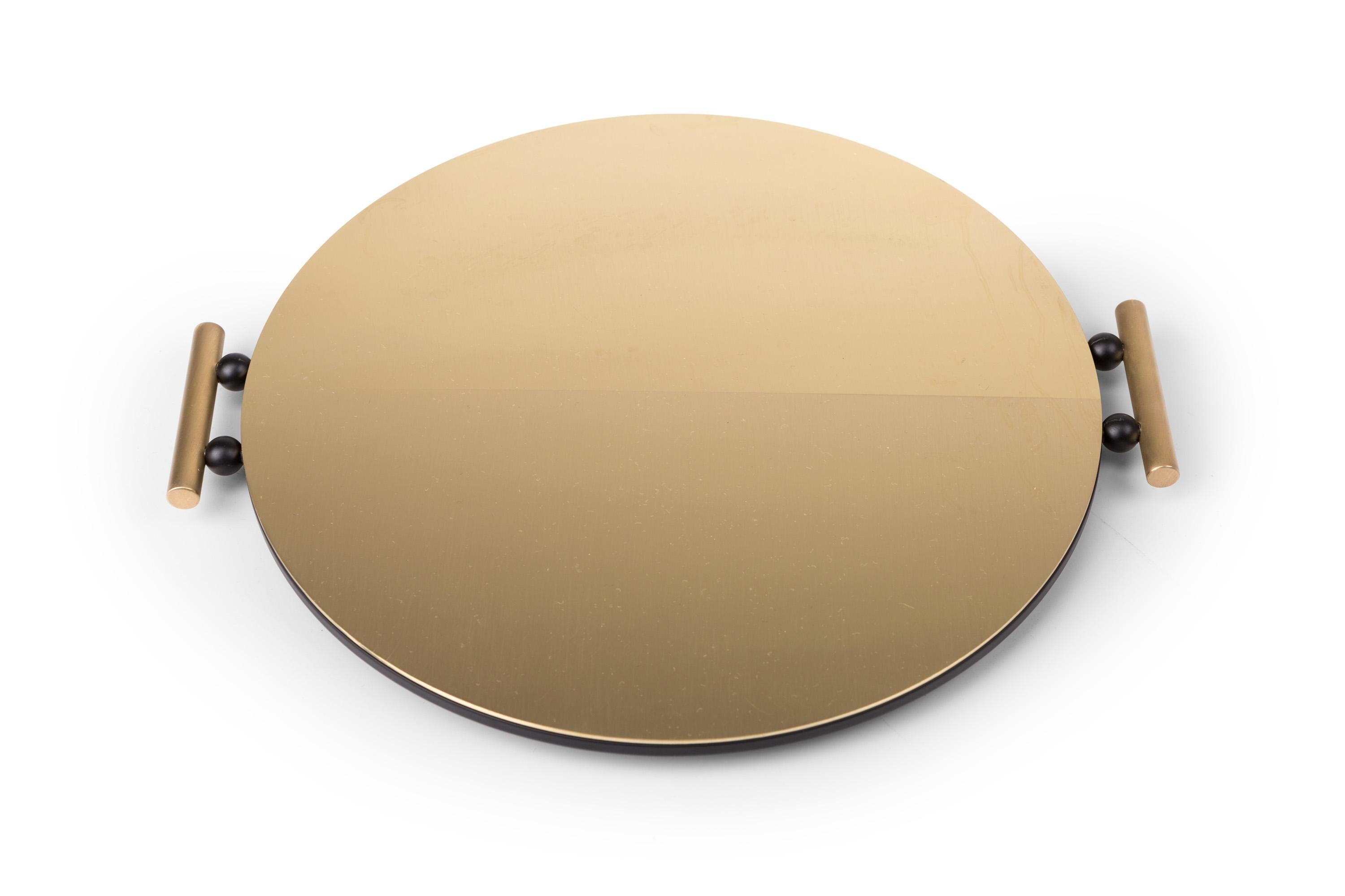 Satin tray round by Mingardo
Dimensions: D30 x W26 x H2 cm 
Materials: Natural brushed and polished brass with a RAL 9005 varnished iron base
Weight: 3 kg

Also available in Different finishes: Natural brushed and polished brass or
copper with