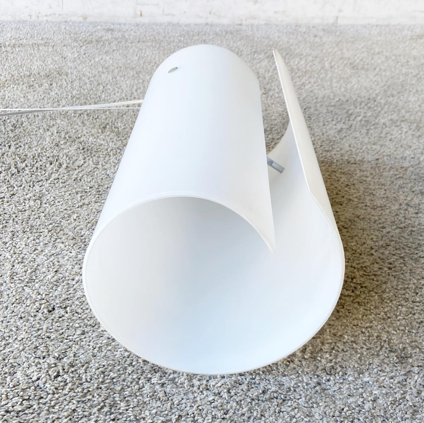 Fine XX secolo Lampada a sospensione in vetro bianco satinato di Leucos in vendita