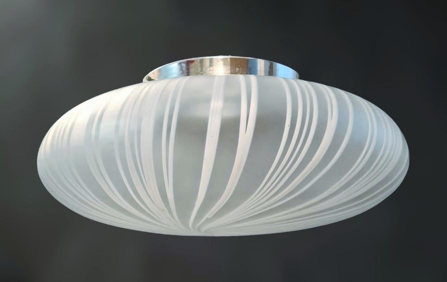 Monture encastrée vintage italienne avec un abat-jour en verre de Murano satiné décoré de bandes blanches givrées / Fabriqué en Italie dans le style de Venini, vers les années 1960
Dimensions : diamètre 20 pouces, hauteur 8 pouces
2 lampes / type