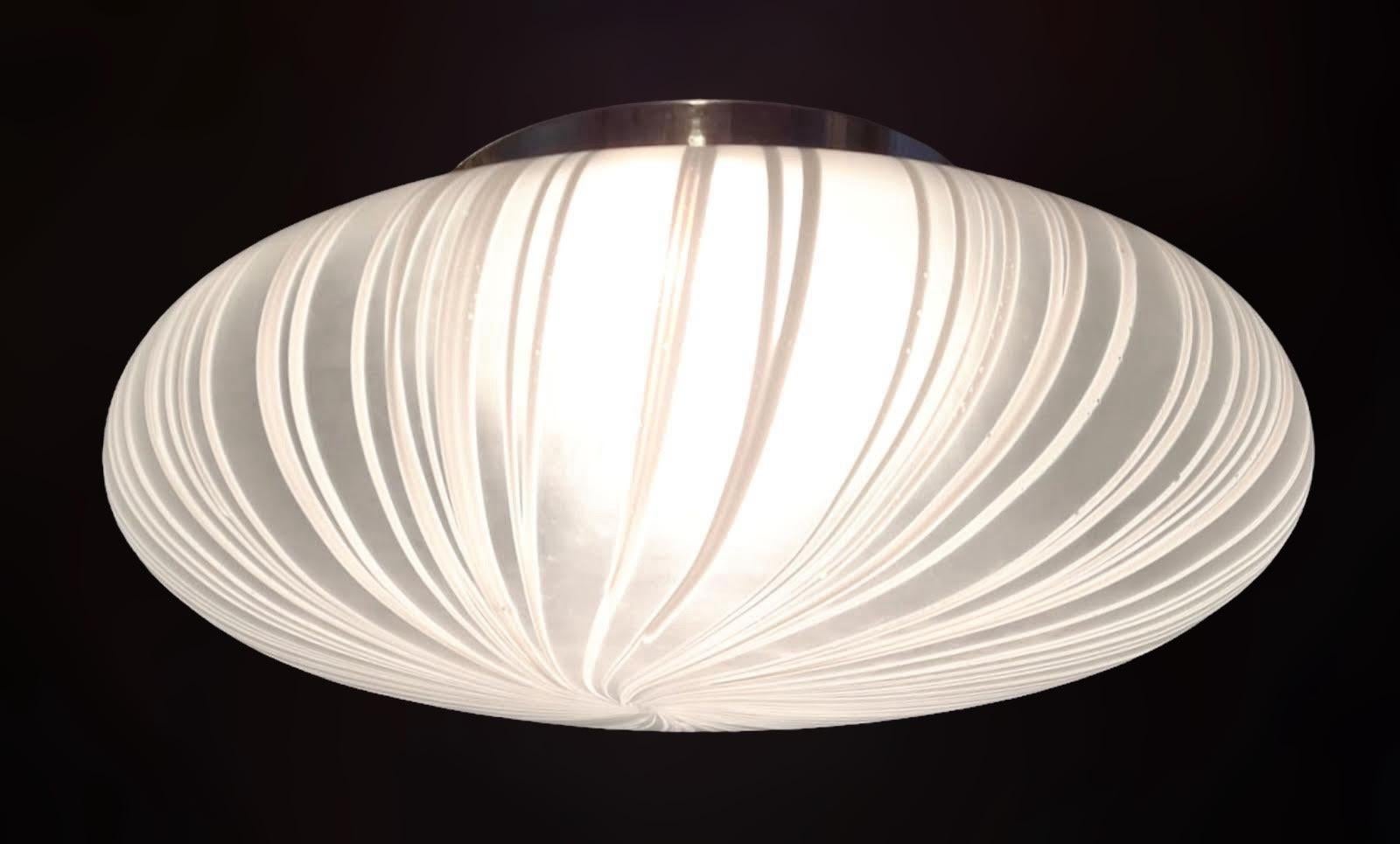 Verre brun Murano en blanc satiné en vente