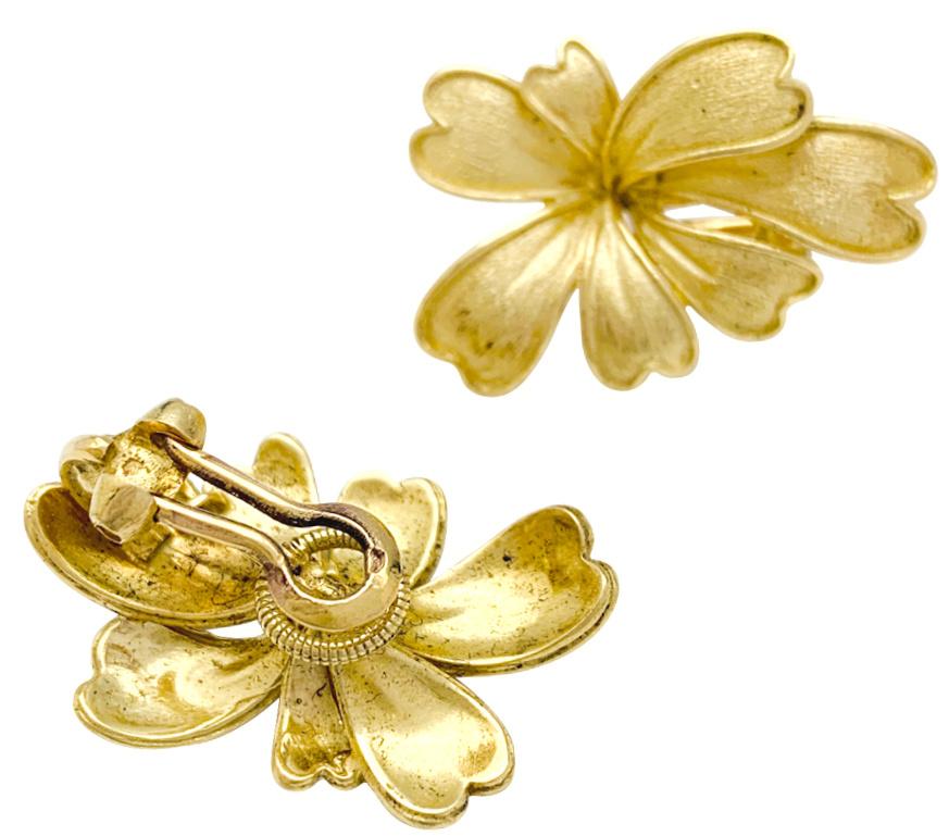 A 18Kt yellow gold earrings designed as stylized flowers in a satin surface.
Clip-on back system.
Dimensions : Length 28 x Width 19 x  9 mm
Weight : 12.7 grams