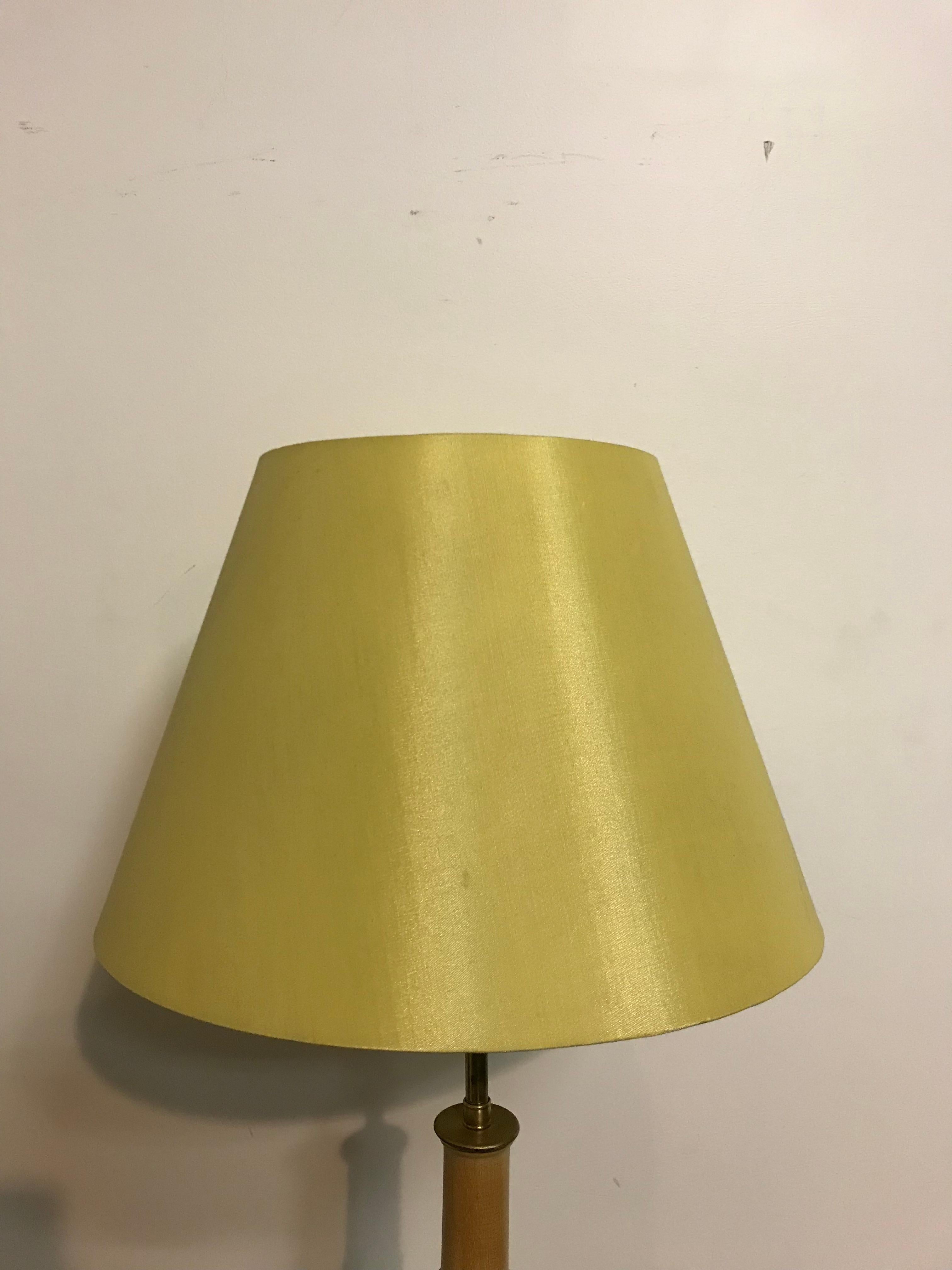 Satin Yellow Shade Floor Lamp (amerikanisch)