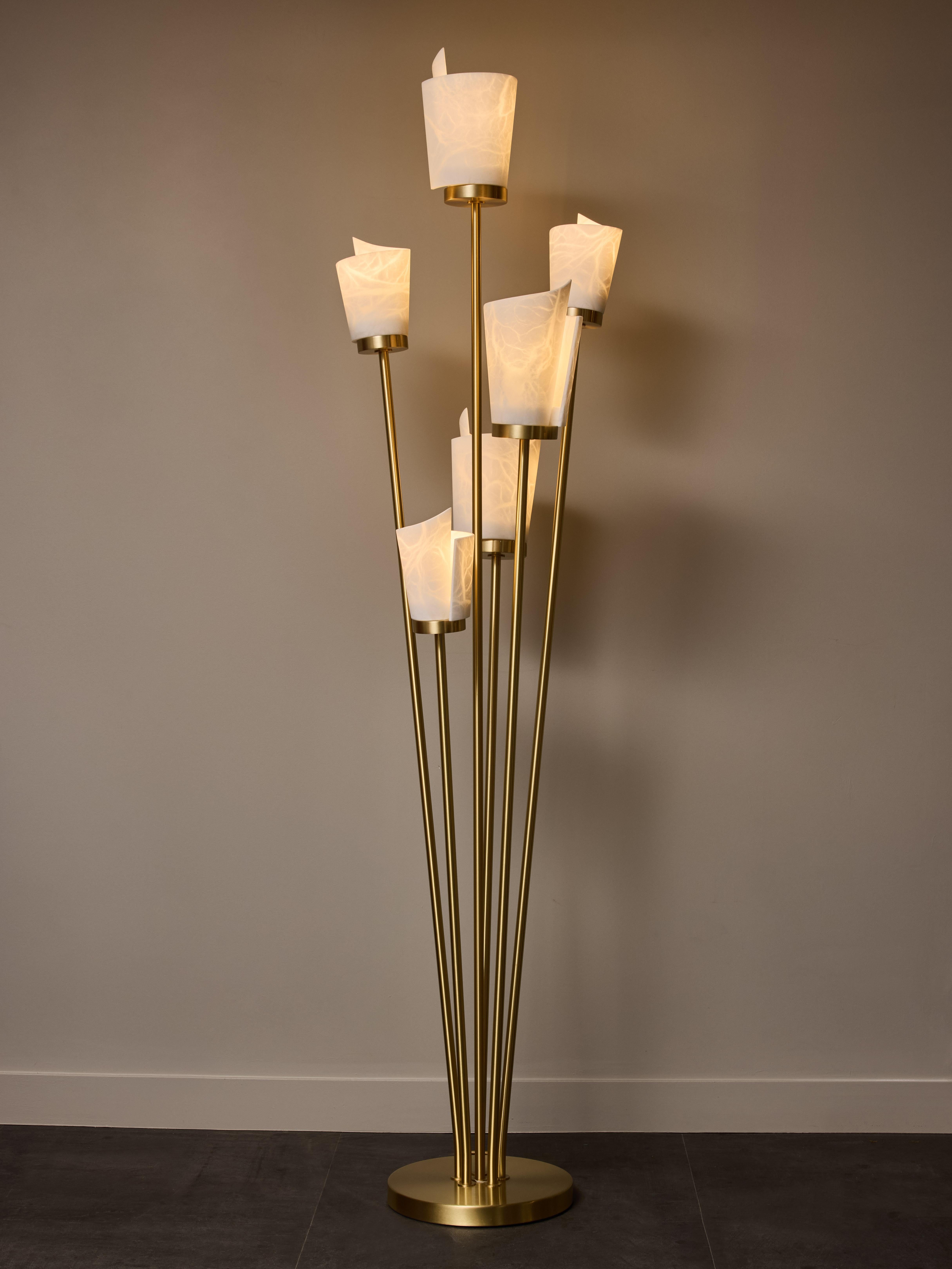 Moderno Lampada da terra a sei bracci in ottone satinato e paralumi a spirale in alabastro in vendita