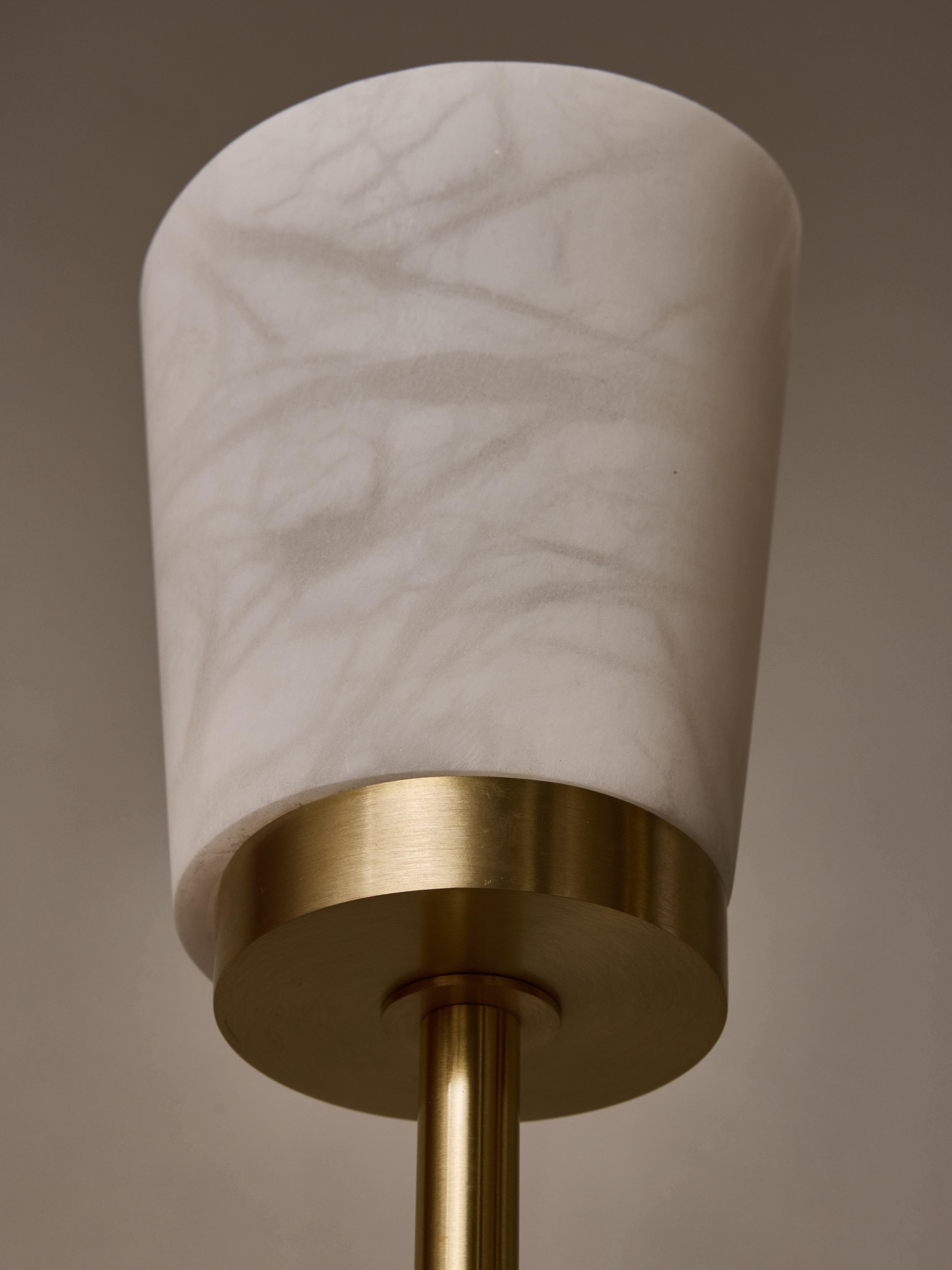 Ottone Lampada da terra a sei bracci in ottone satinato e paralumi a spirale in alabastro in vendita